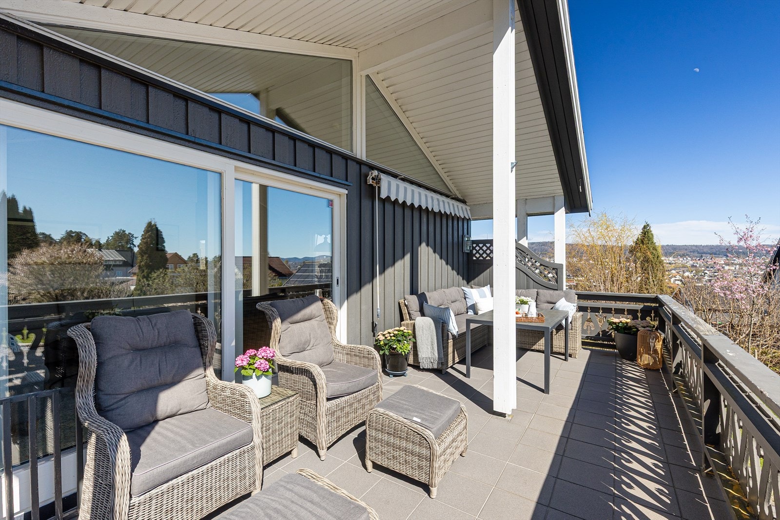 Fra verandaen ser man ut over Strømdal og Skien by. Galleribilde