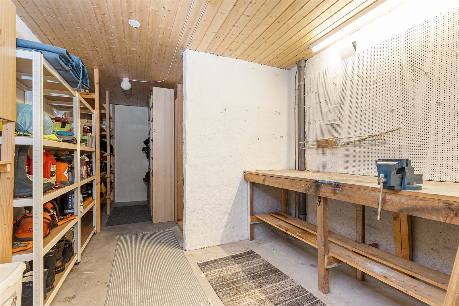 Kjelleren byr på rikelig med lagringsplass, inkludert boder med plass til verkstedbenk og hyller. Galleribilde