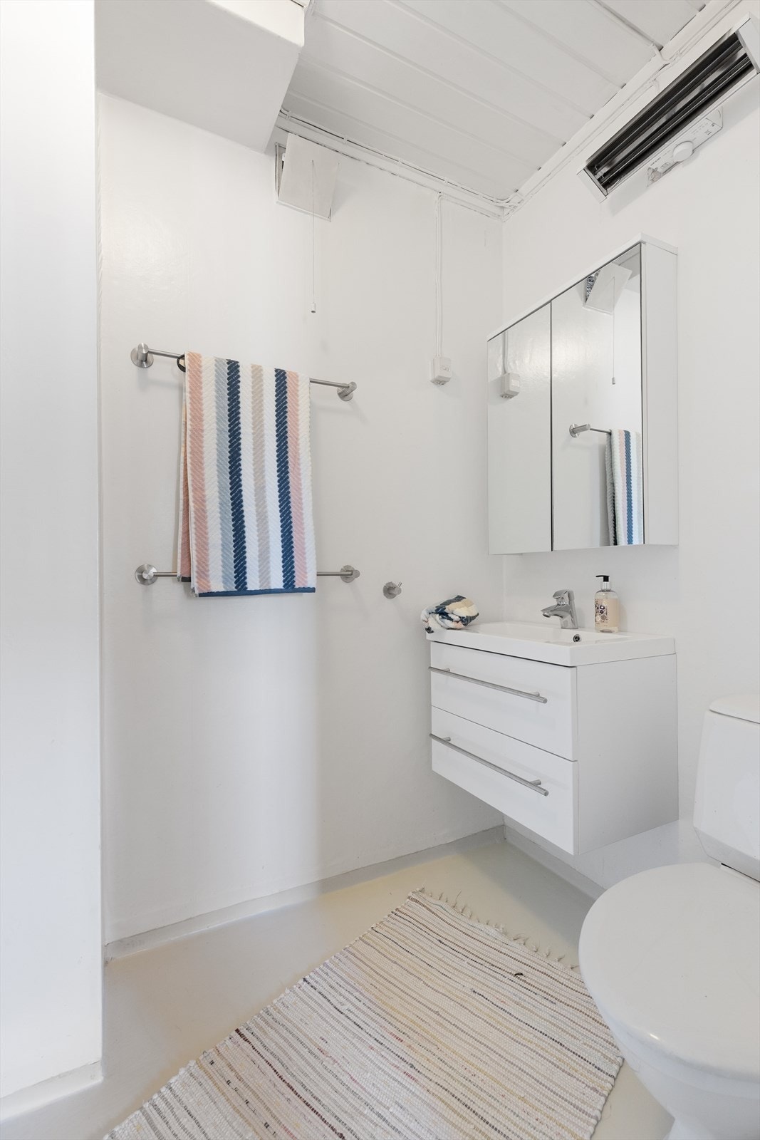 Badet i kjelleren ble etablert i 2017 og har dusjkabinett, toalett og servant. Galleribilde