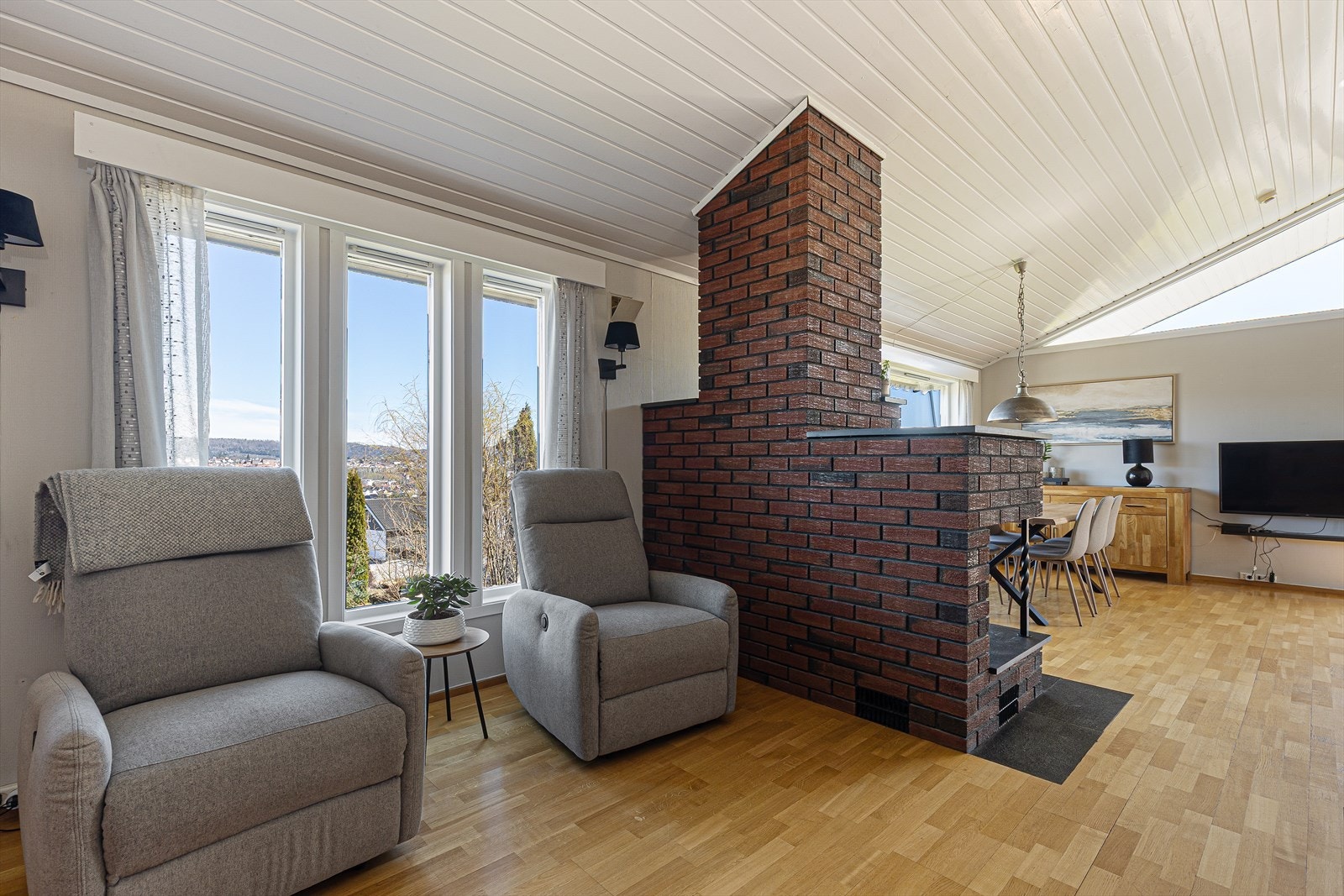En egen krok ved vinduene gir plass til en ekstra, lun sittegruppe. Galleribilde
