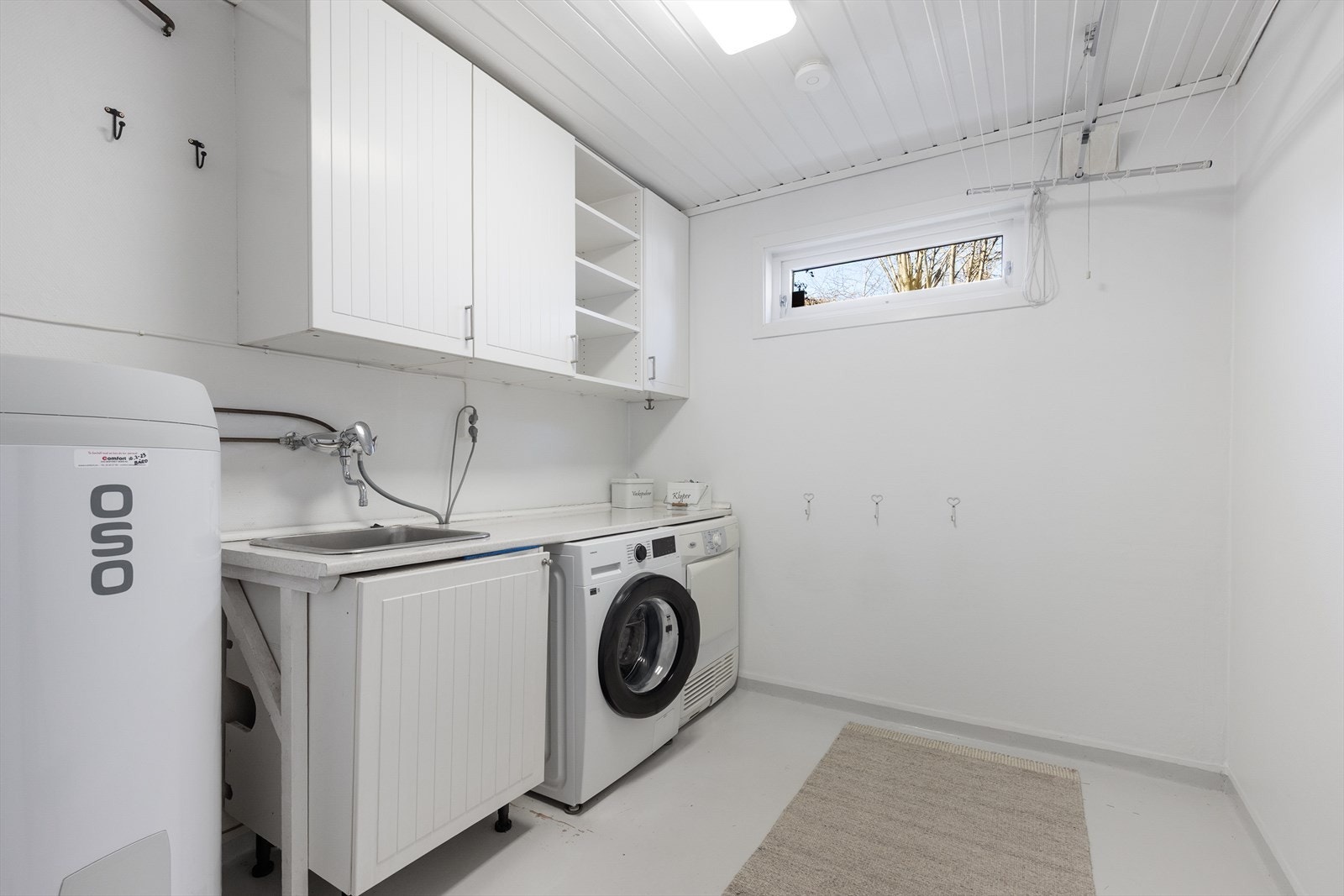 Separat vaskerom i kjelleren med opplegg for vaskemaskin og god lagringsplass. Varmtvannstanken er fra 2022. Galleribilde