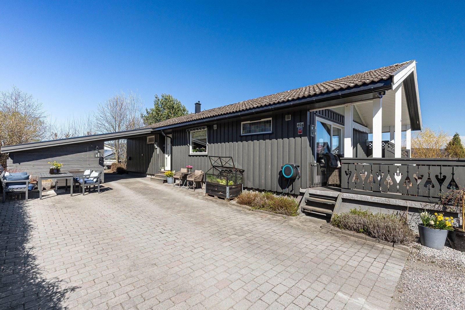 Romslig gårdsplass med gode parkeringsmuligheter. Galleribilde