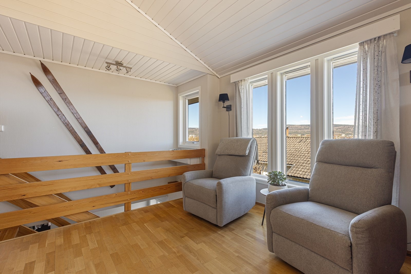 Den lakkerte tretrappen forbinder de to etasjene. Galleribilde