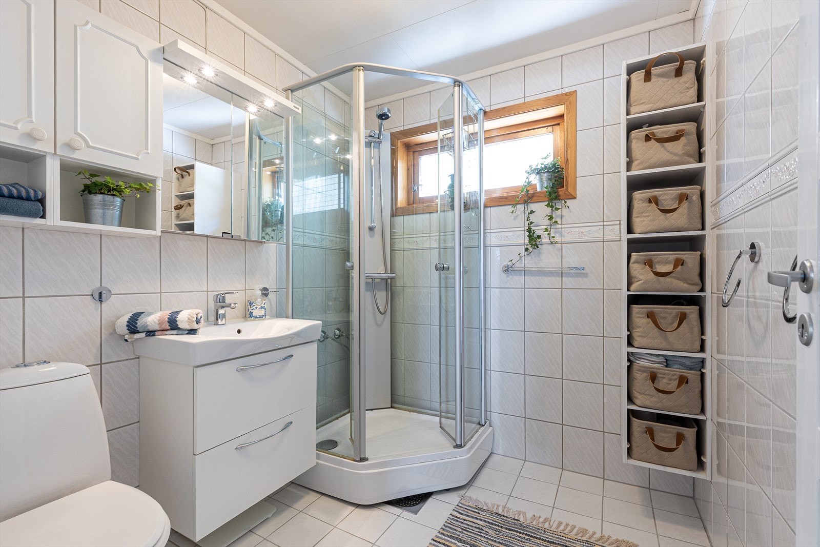 Badet i hovedetasjen har flislagte overflater og elektriske varmekabler i gulvet. Galleribilde