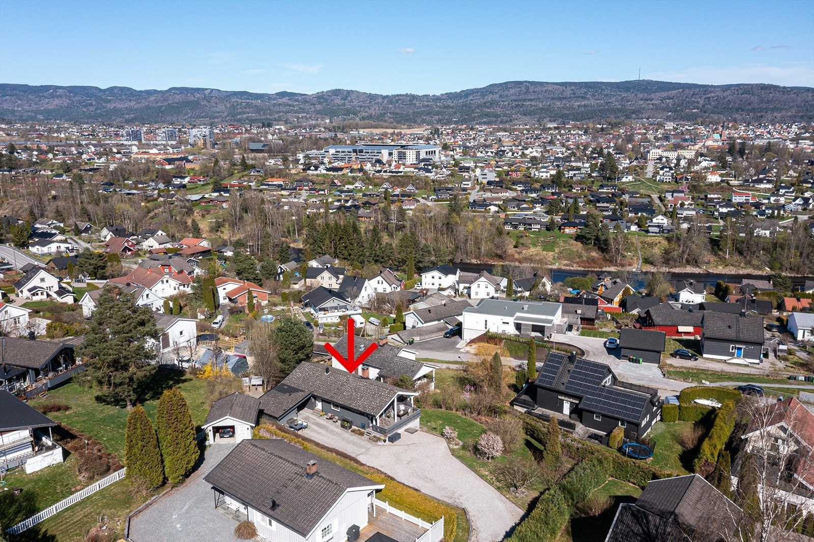 Fra eiendommen er det kort vei til turmuligheter i skog og mark. Galleribilde