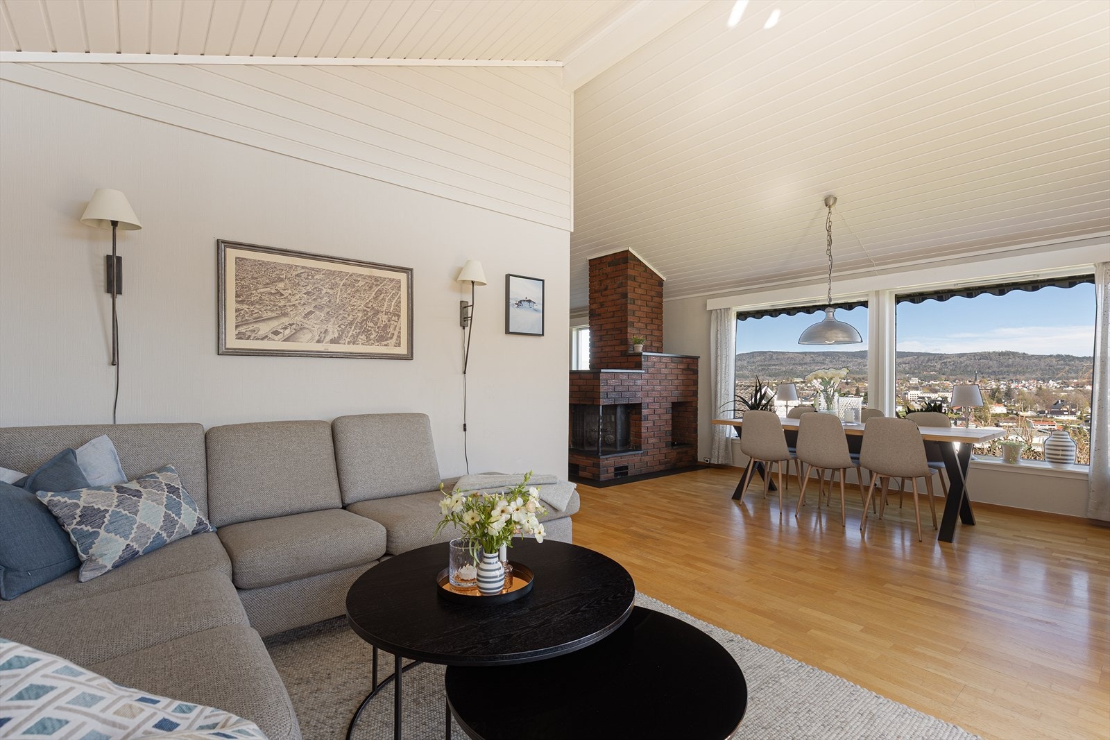 Rommet har god plass til både sofagruppe og en stor spisestue foran vinduene med utsikt. Galleribilde