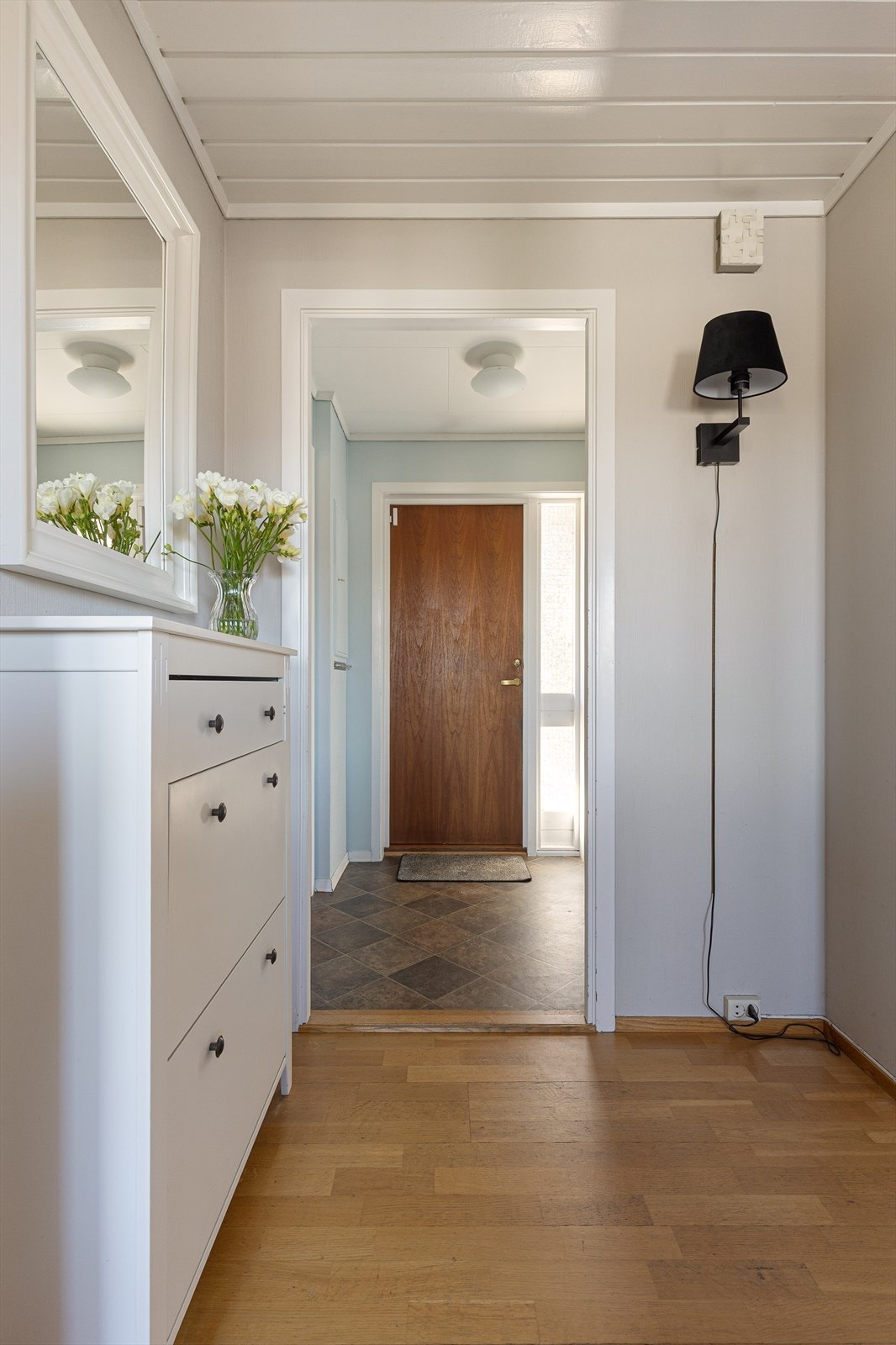 Entréen ønsker velkommen inn i boligens hovedetasje og har videre adkomst til gangen som binder rommene sammen. Galleribilde