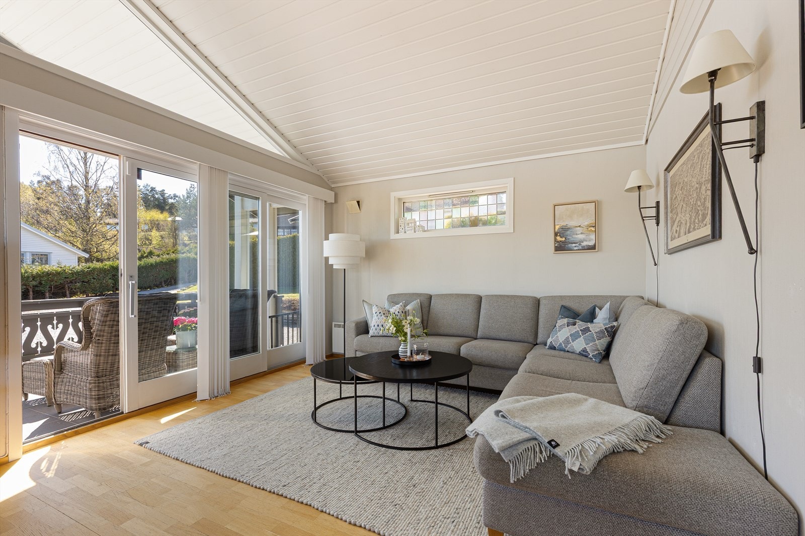 Stuen har store vindusflater og direkte utgang til den sørvendte verandaen via en heve-/skyvedør. Galleribilde
