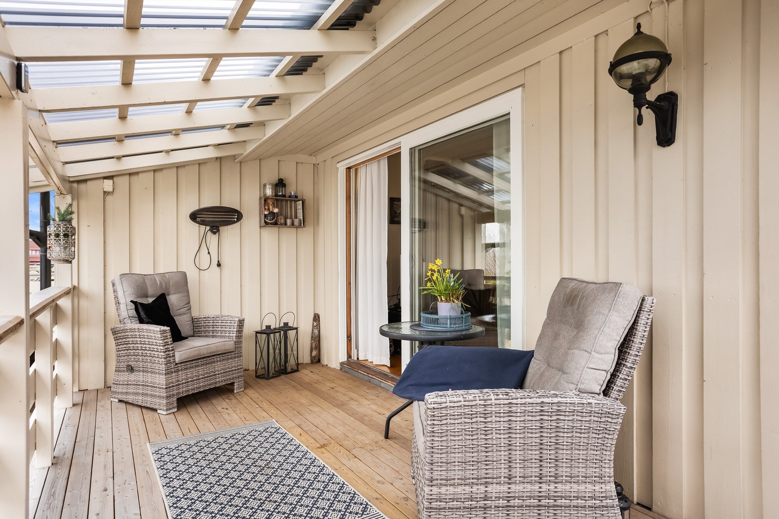 Den overbygde terrassen på 12 m² er en lun uteplass med direkte tilknytning til stuen. Galleribilde