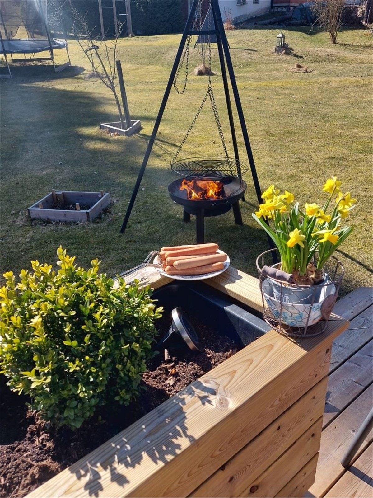 Selgers eget bilde: Uteplassen og hagen byr på en lun og koselig ramme for grilling, bålkos og sosiale stunder i sommerhalvåret. Galleribilde