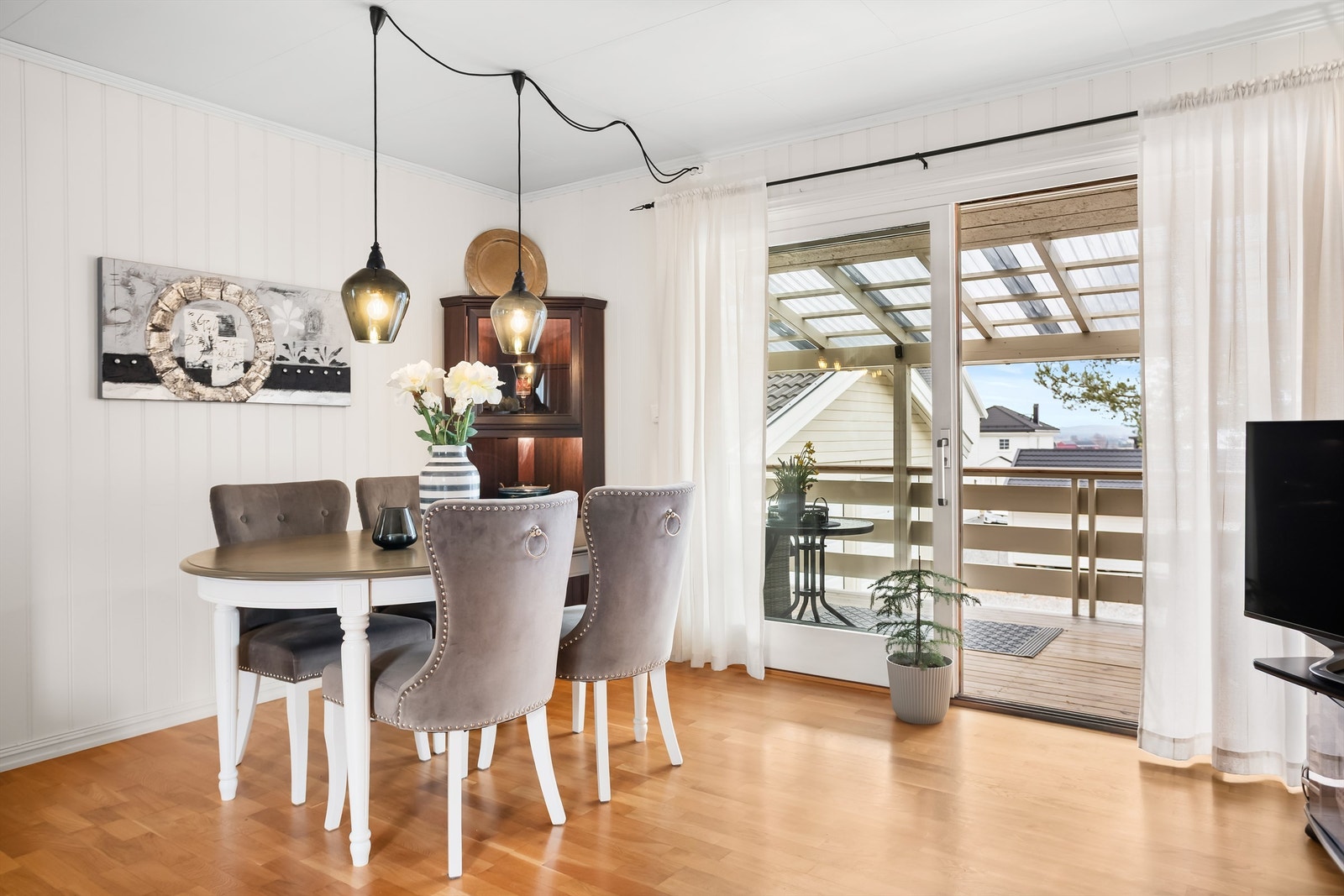 Spisestuen har direkte utgang til en overbygget terrasse på 12 m². Galleribilde