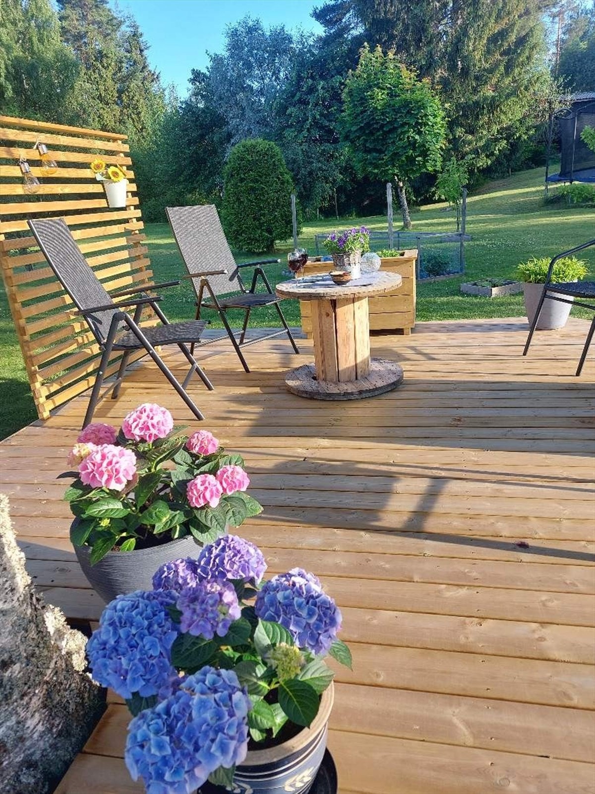 Selgers eget bilde: Hyggelig terrassemiljø med gode solforhold og plass til både sittegruppe, beplantning og rolige sommerdager. Galleribilde