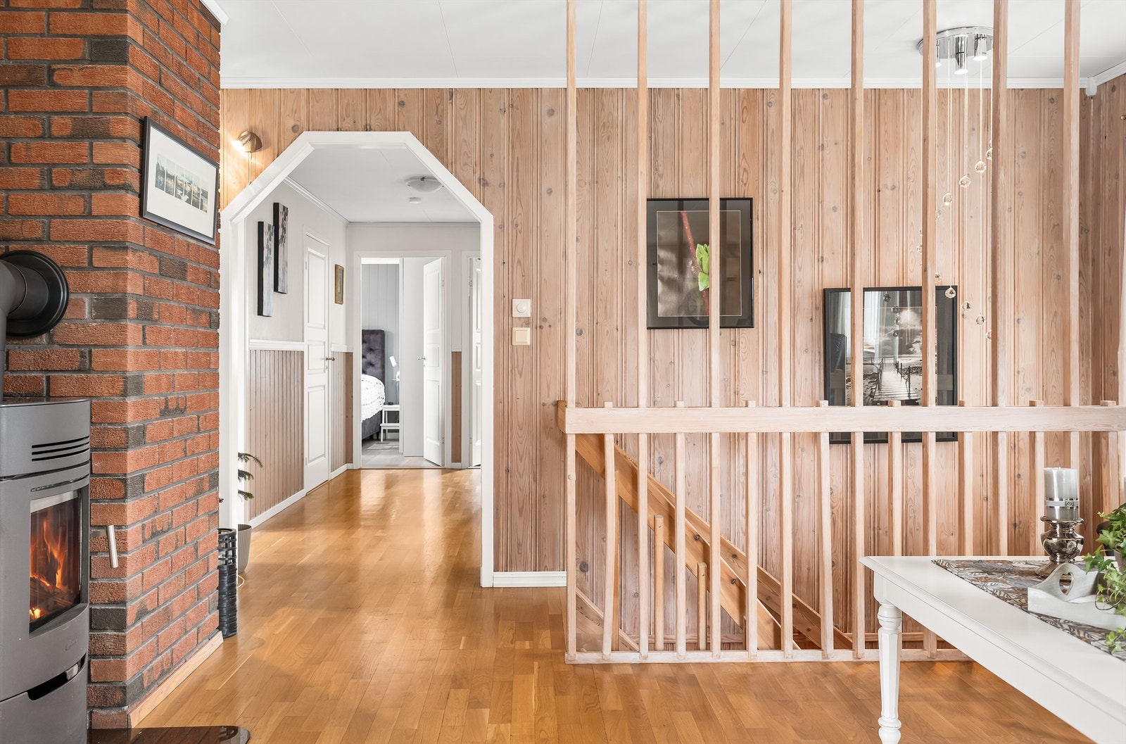 Trapperommet med spilevegg skiller stuen fra gangen og soveromsavdelingen. Galleribilde