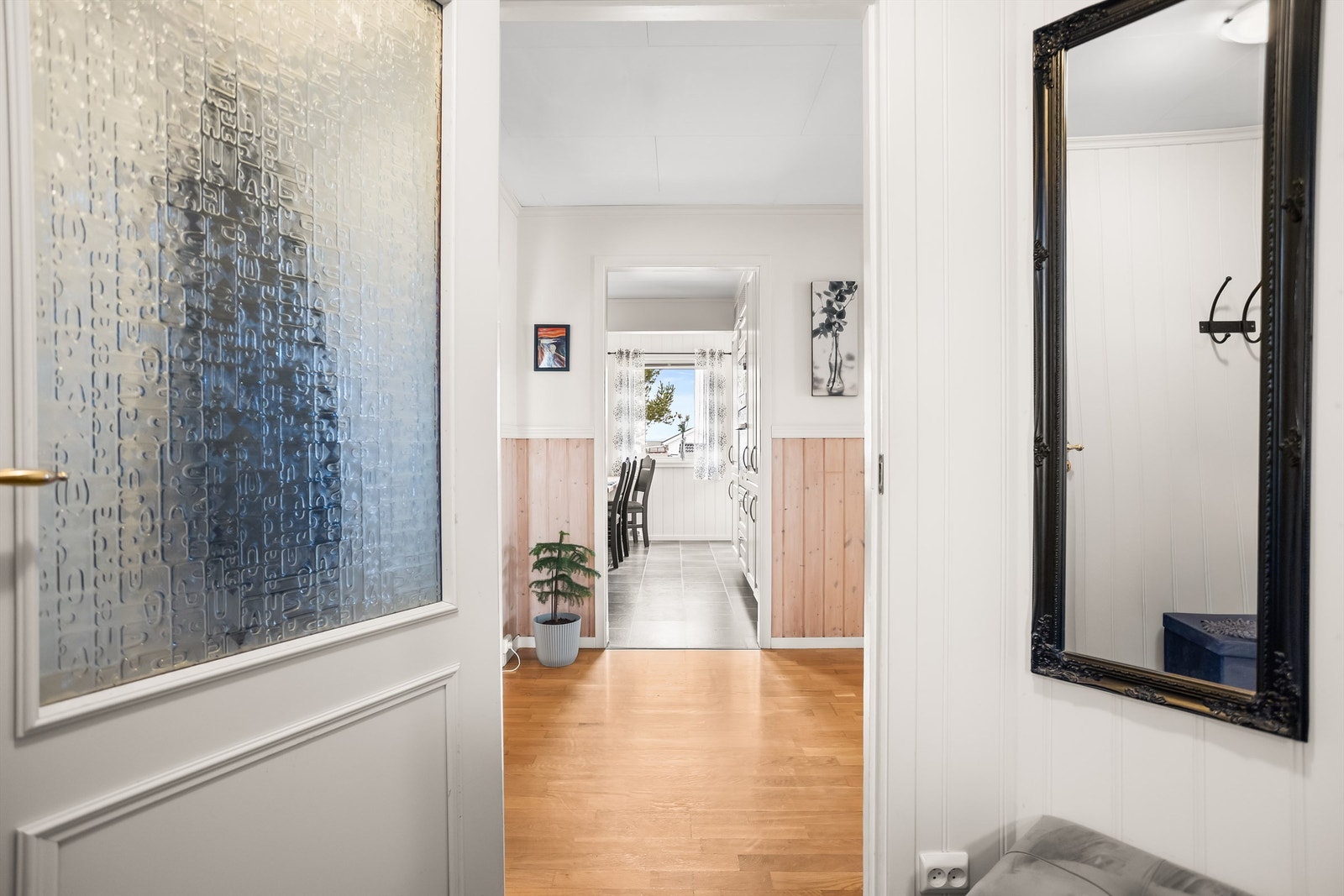 Fra gangen er det direkte tilgang til kjøkkenet og boligens øvrige rom. Galleribilde