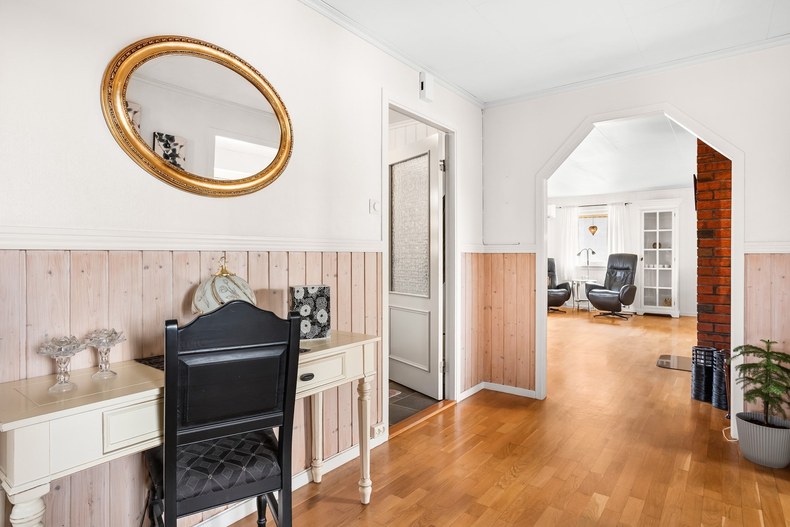 Entréen gir et godt førsteinntrykk og har en åpen løsning mot stuen. Galleribilde