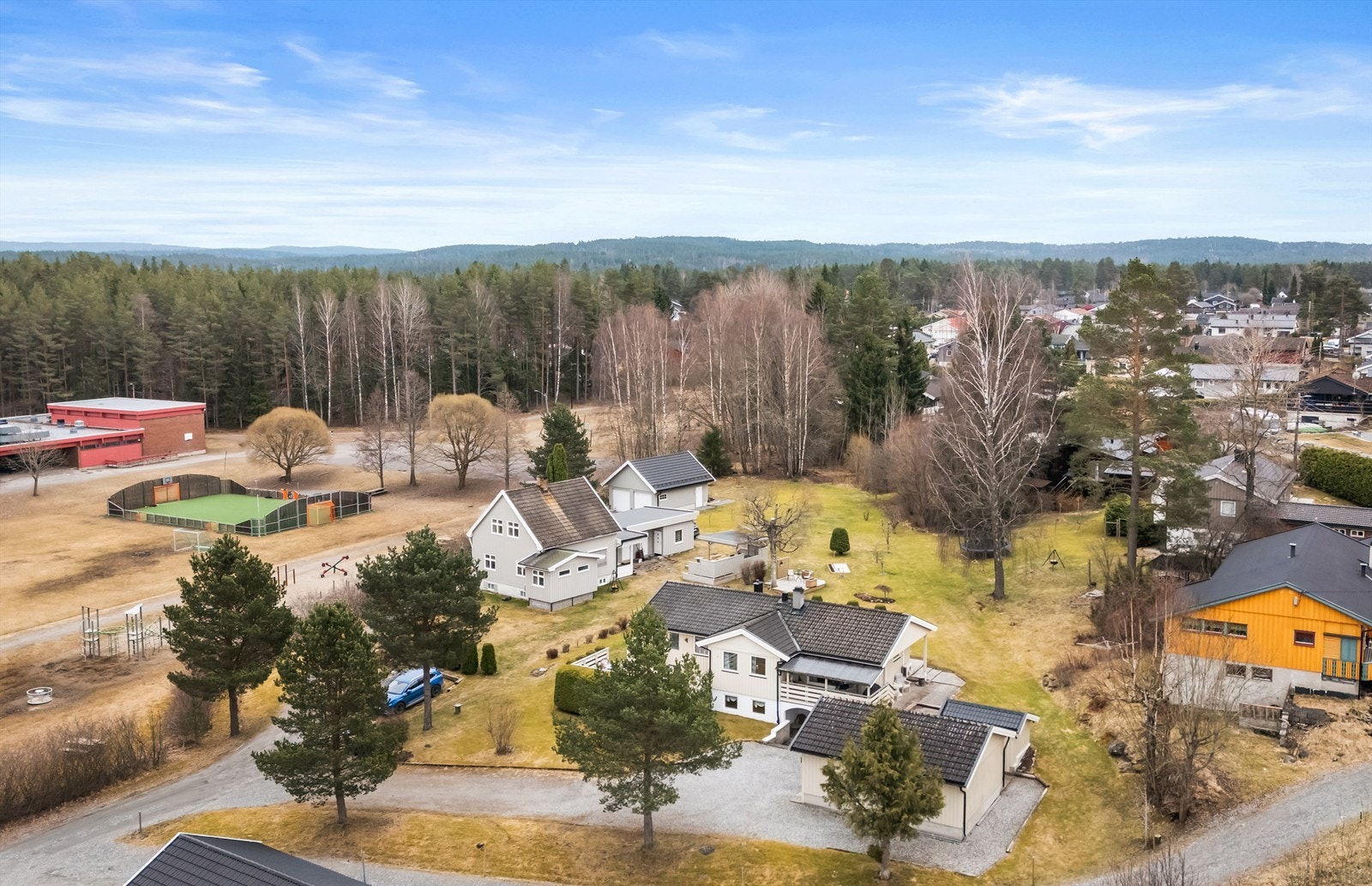 Eiendommen grenser til friområder og ligger med kort avstand til Fjellfoten skoles idrettsanlegg. Galleribilde