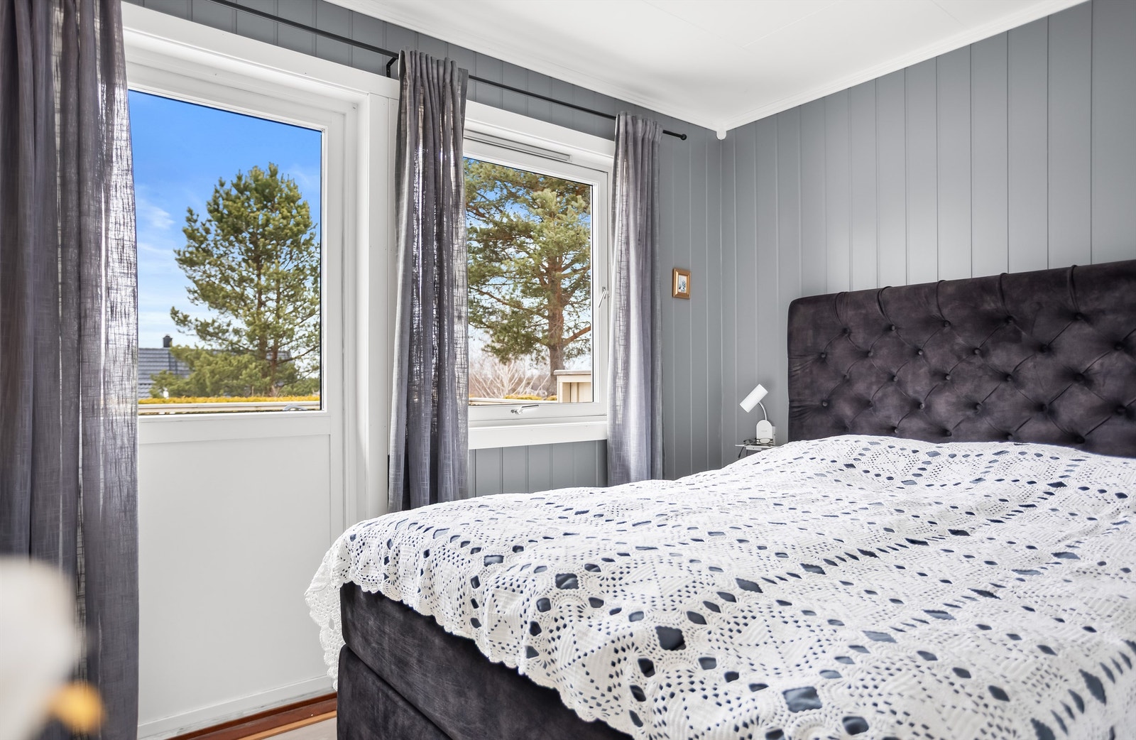 Soverom med god plass til dobbeltseng, garderobeløsning og naturlig lys fra vindu og terrassedør. Galleribilde