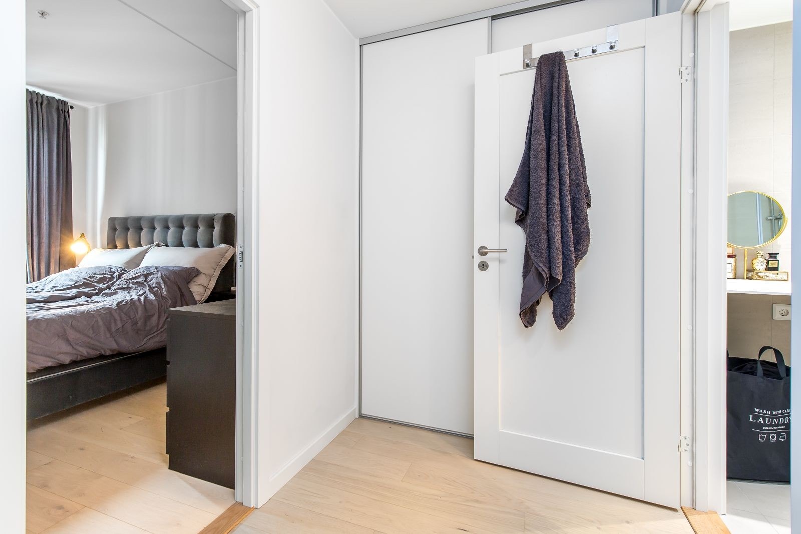 Inngang sov og bad, med garderobe i gang Galleribilde