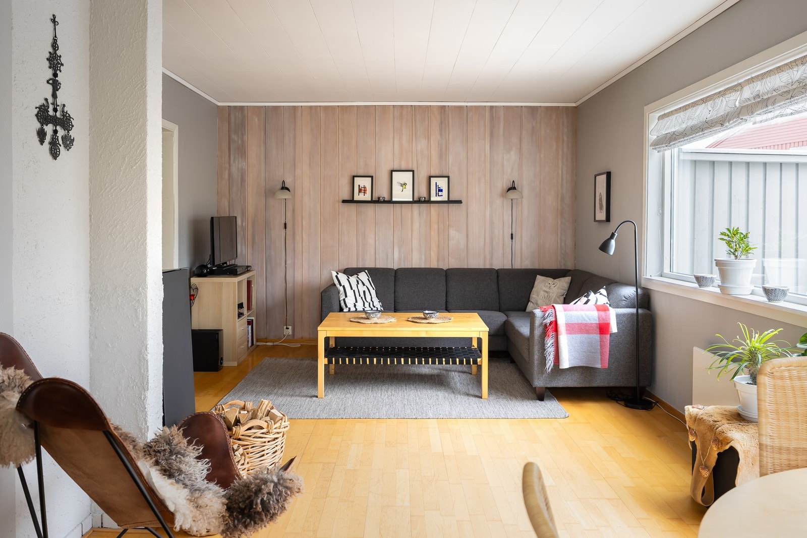 Store vindusflater gir godt med naturlig lysinnslipp. Galleribilde