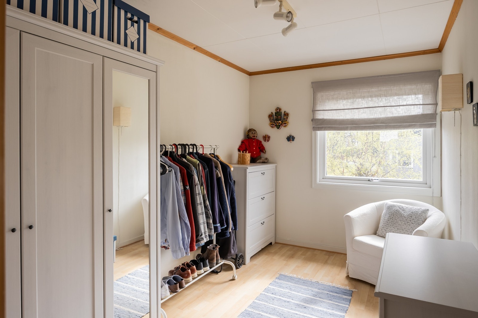Soverom 2 er på 8,6 kvm. Innredet som garderobe . Galleribilde