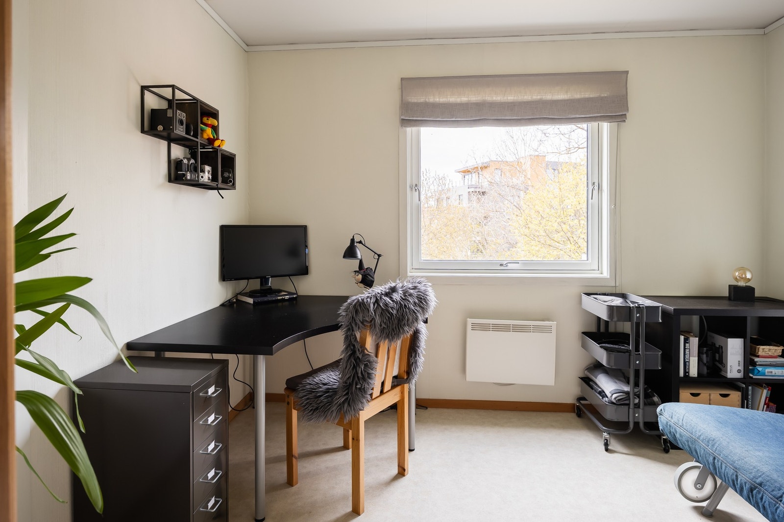 Soverom 3 er på 8,2 kvm. I dag i bruk som hjemmekontor. Galleribilde