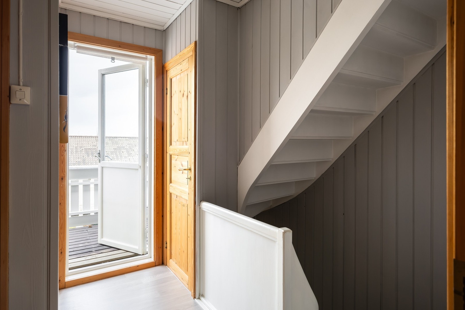Det er luftebalkong ut fra gangen i 2 etasje. Trappen tar deg videre opp på loftet. Galleribilde