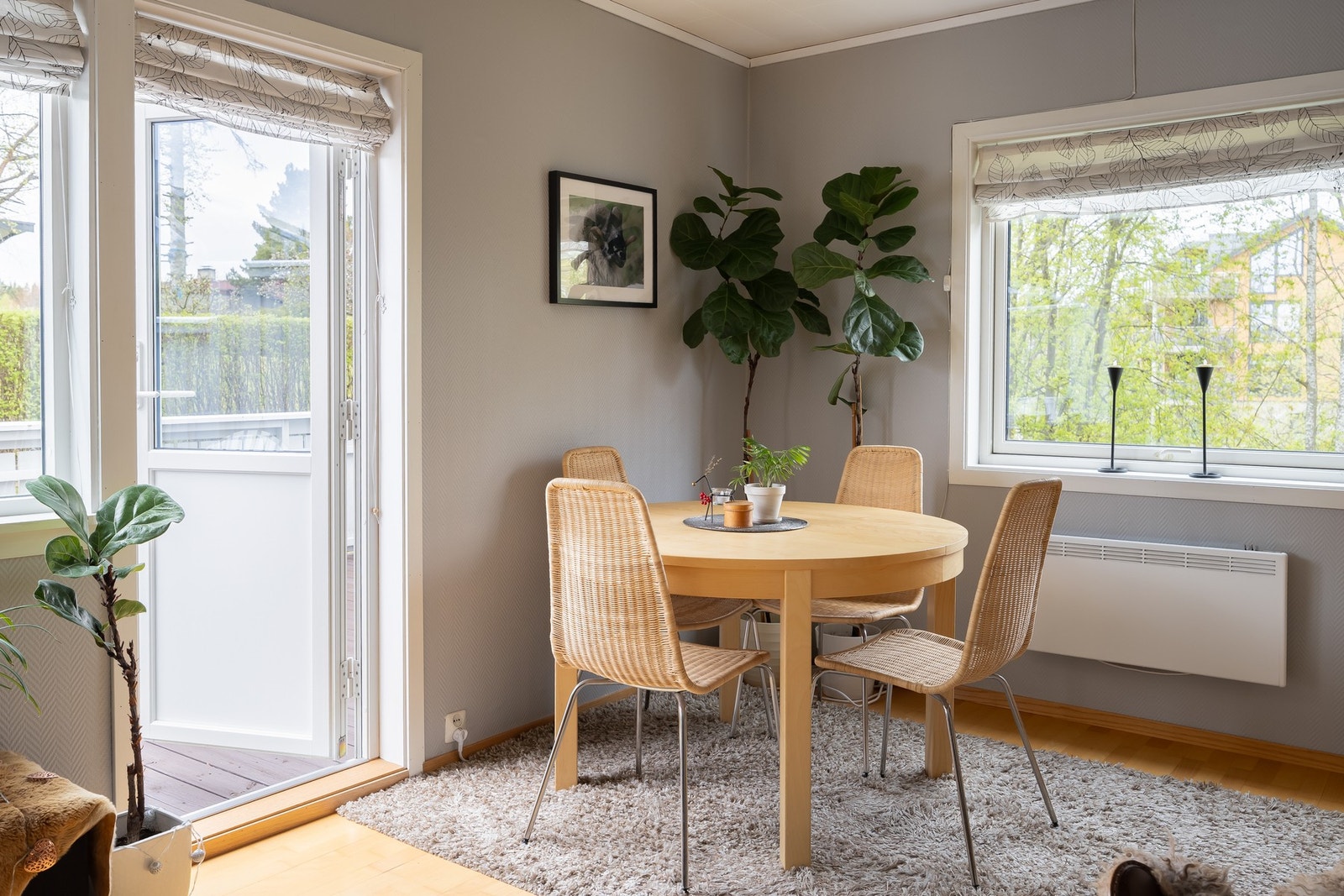 Spisestuen har direkte utgang til terrassen. Galleribilde