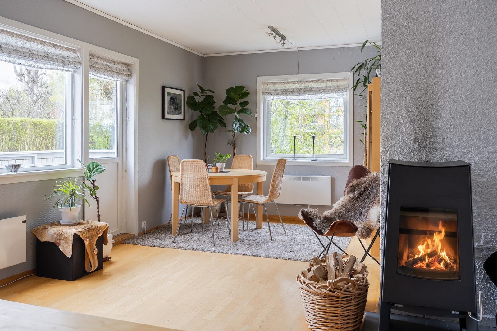 Moderne vedovn, godt på kalde vinterkvelder. Galleribilde