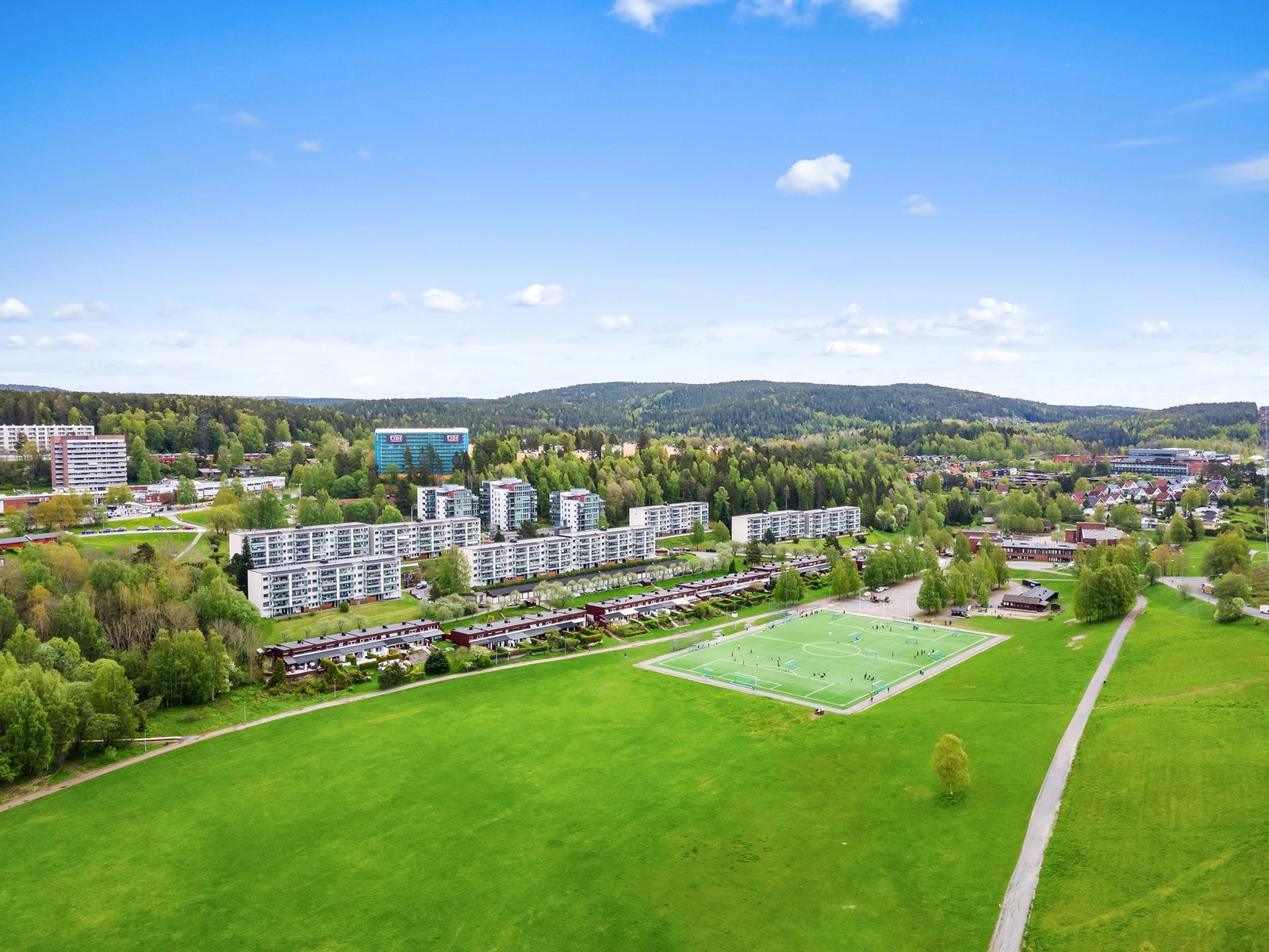Området har et bredt aktivitetstilbud. Kort gange har du både til fotballbane på Rustad-feltet (avbildet) og flott idrettsanlegg på Haraløkka. Galleribilde