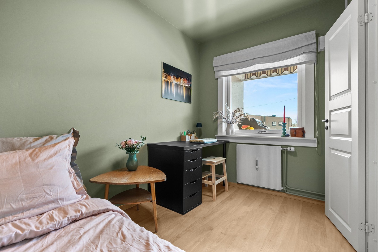 Det tredje soverommet, som i dag benyttes som kombinert kontor og soverom, ligger i tilknytning til kjøkkenet. Galleribilde