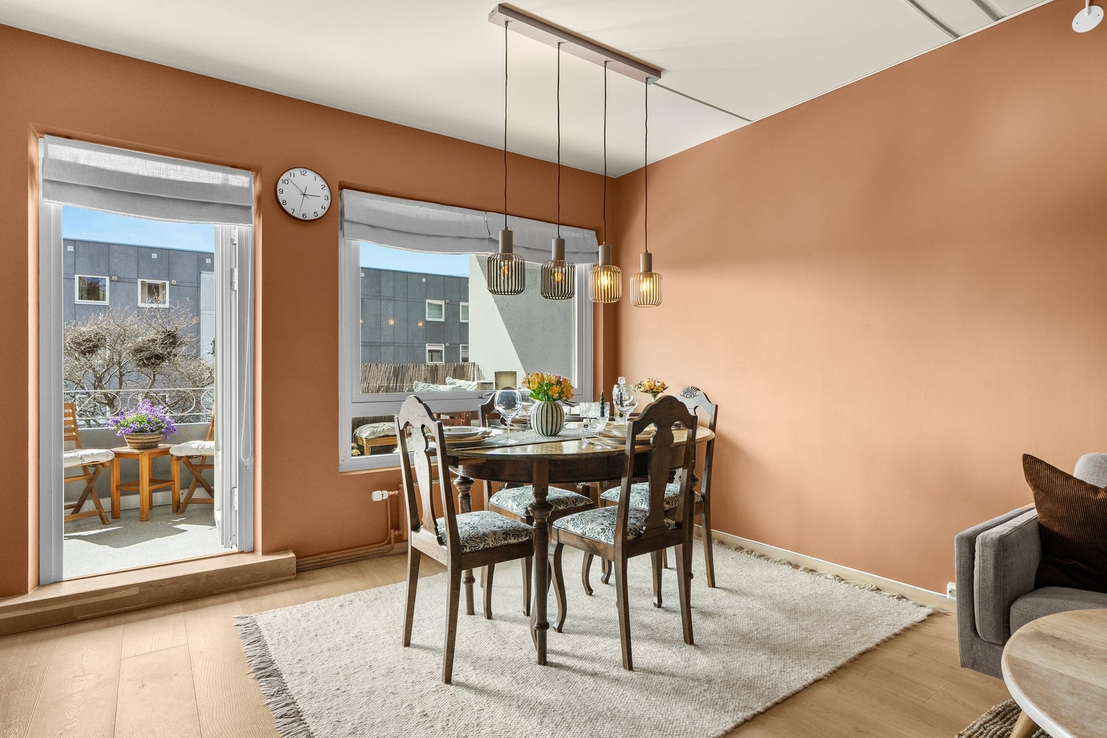 Leiligheten har gjennomgått store oppgraderinger siden 2024. Her kan nevnes oppgradert elektrisk anlegg (ikke bad), moderne laminatgulv, helsparklet og malt flere vegger, nytt kjøkken, enkelte nye innervegger og div malearbeider. Galleribilde
