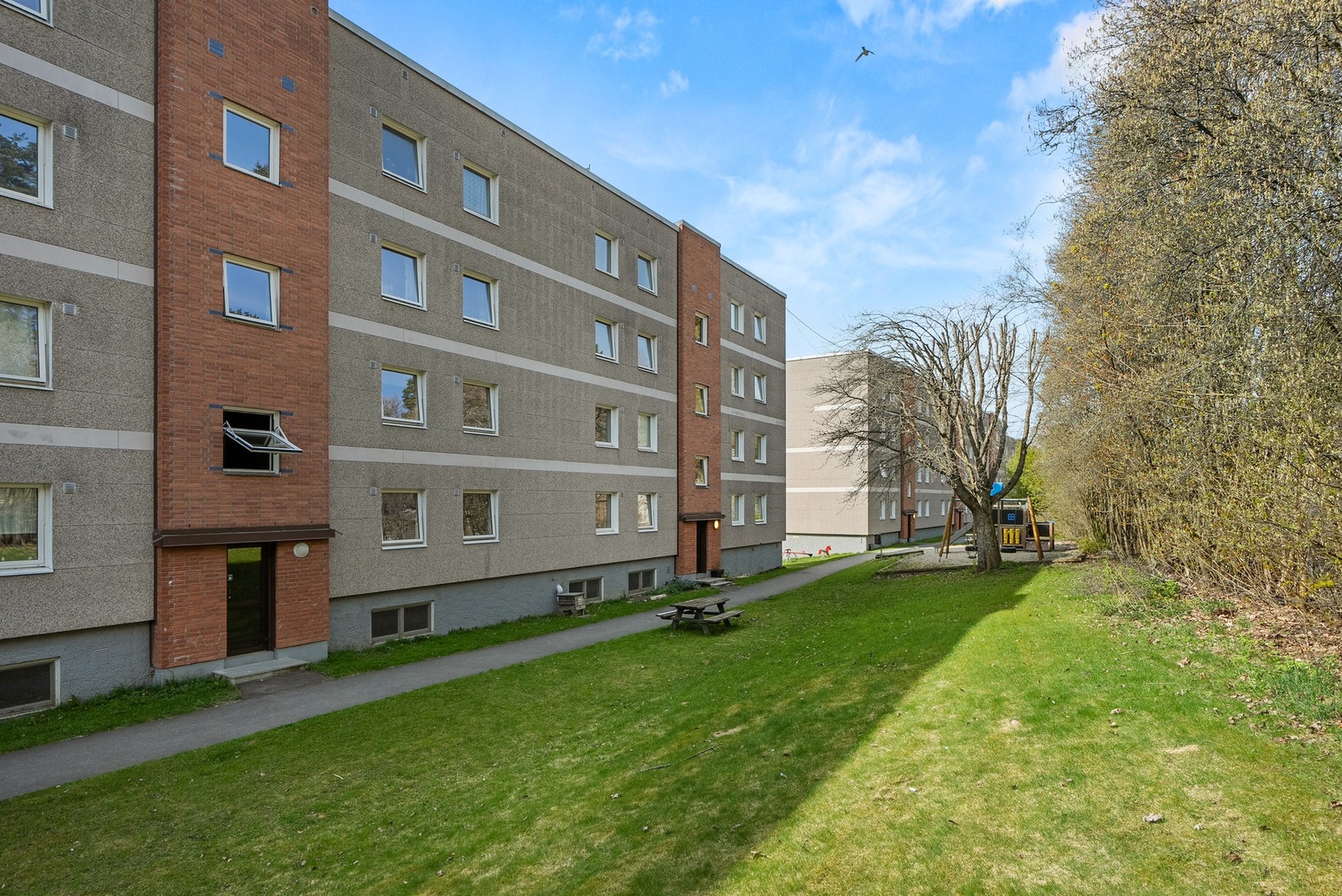 Hyggelig felles grøntområde på baksiden av blokken. Galleribilde