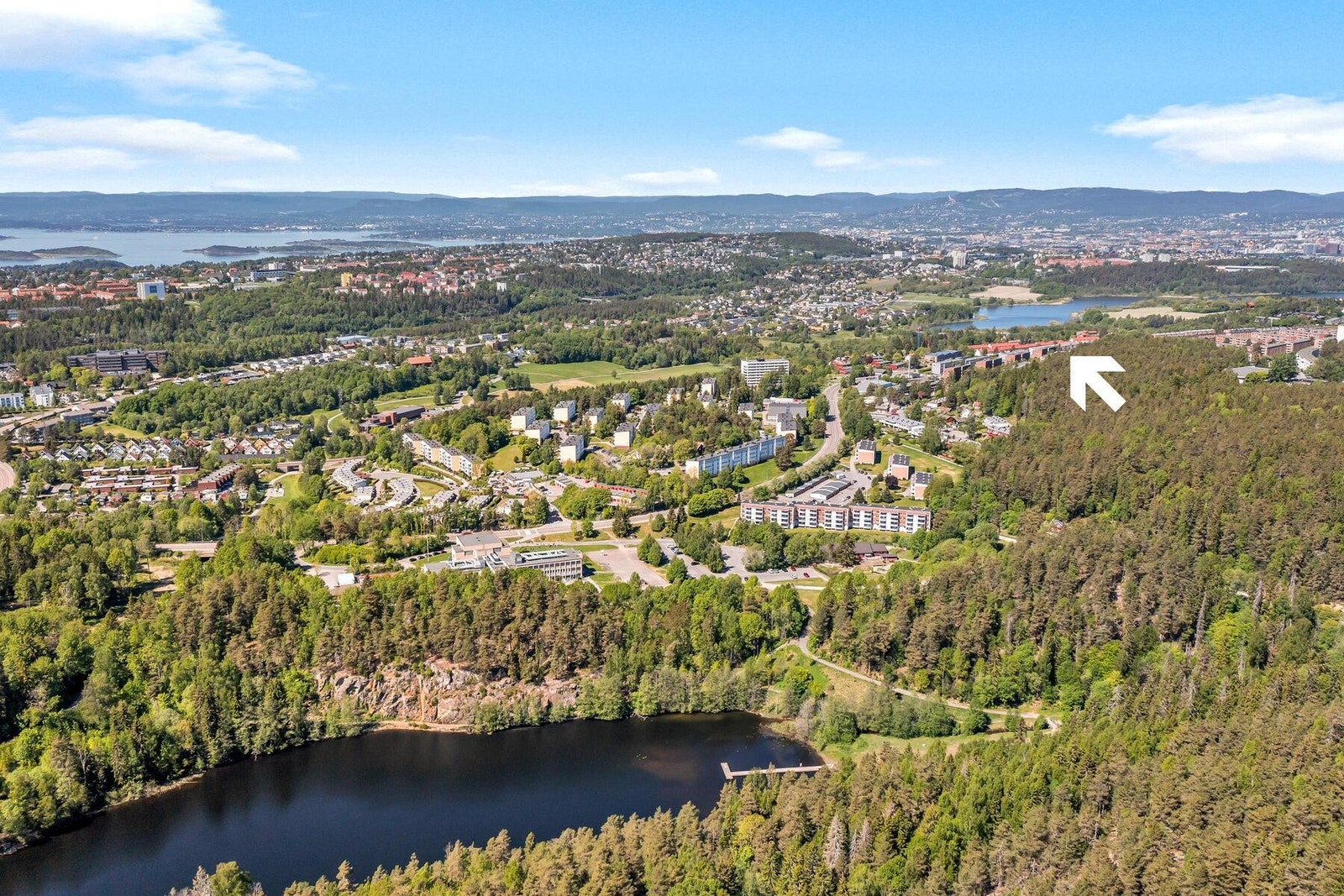 Fra leiligheten har man umiddelbar nærhet til flotte tur- og rekreasjonsmuligheter. Skraperudtjern er ett av flere nærliggende vann. Galleribilde