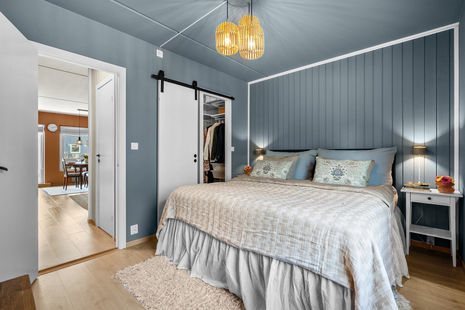 Fra gangen og hovedsoverommet har du tilgang til et svært praktisk omkledningsrom. Galleribilde