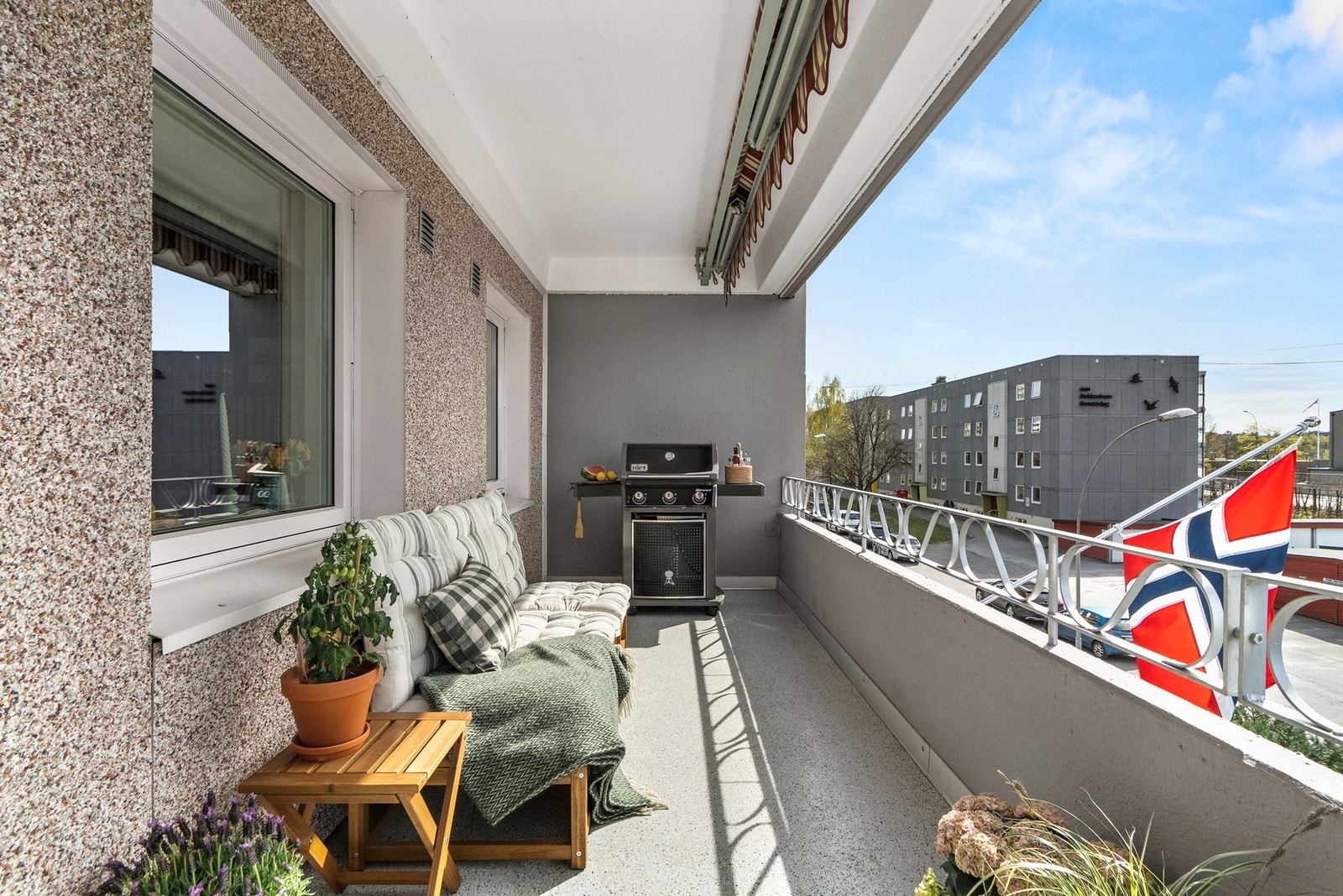 Utgang til vestvendt balkong, på hele 15 kvm. Den gode størrelsen gjør det mulig å møblere i soner, og det er god plass til både grill og utemøblement. Galleribilde