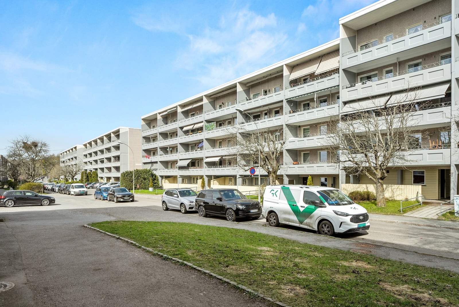 Leiligheten har adkomst via felles trappeoppgang, og ligger i blokkens tredje boligetasje. Hovedinngangen er fra bakkeplan fra Martin Linges vei. En trapp opp er det dør ut til baksiden av blokken, hvor du finner et grønt fellesområde med lekeplass, med m Galleribilde