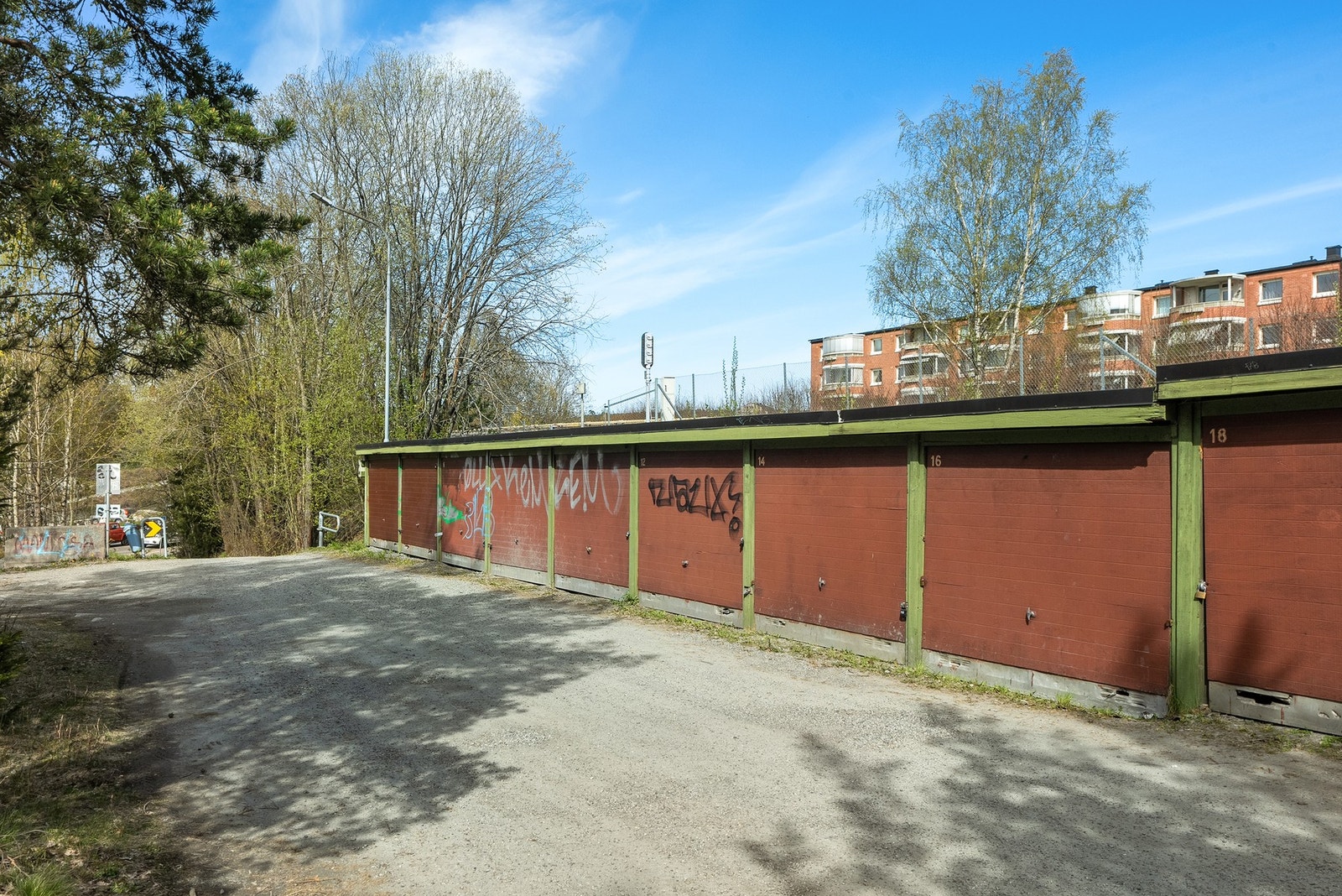Det medfølger en garasjeplass i rekke. Gulvareal på garasjen (plass nr 16) er målt til ca. 13,6 kvm (skråtak). Galleribilde