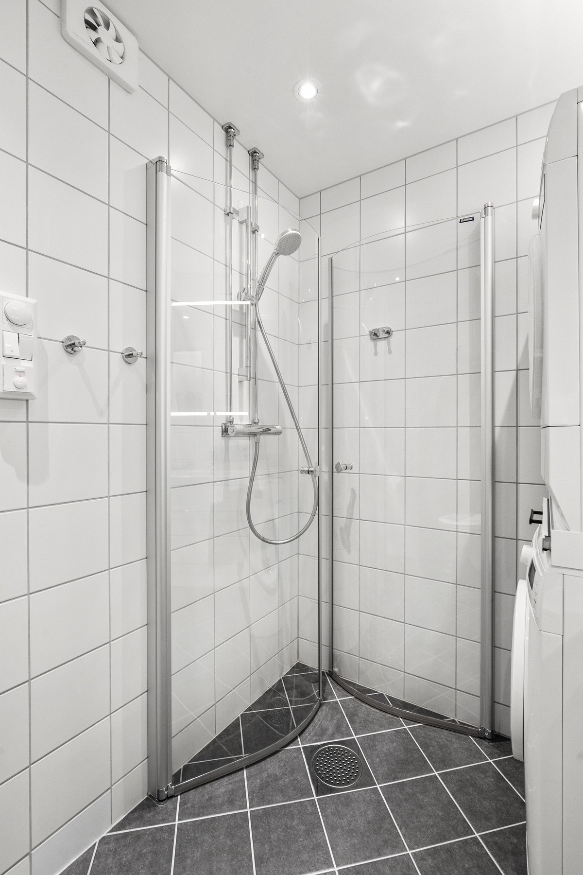 Eget dusjhjørne med svingdører i glass. Badet ble rehabilitert i 2015, i regi av borettslaget. Galleribilde