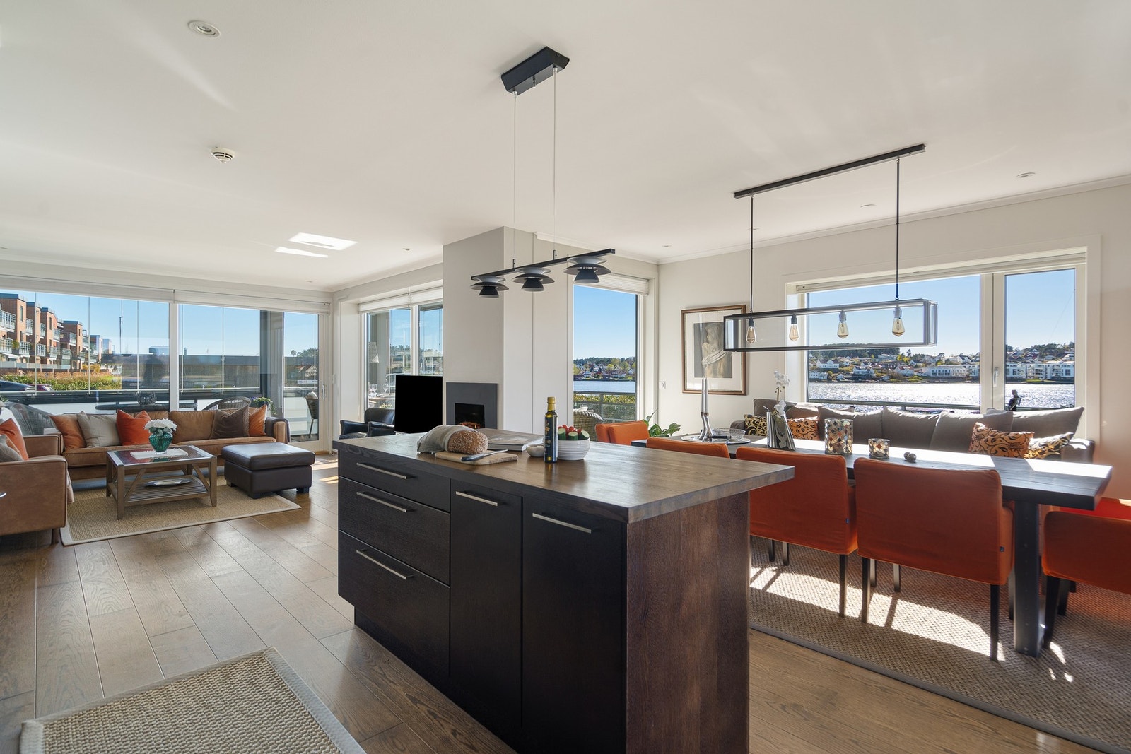 Stuen har enstavs parkett, vannbåren gulvvarme, downlights og gasspeis. Herfra er det utgang til en vestvendt terrasse med utsikt mot Husøysund. Galleribilde