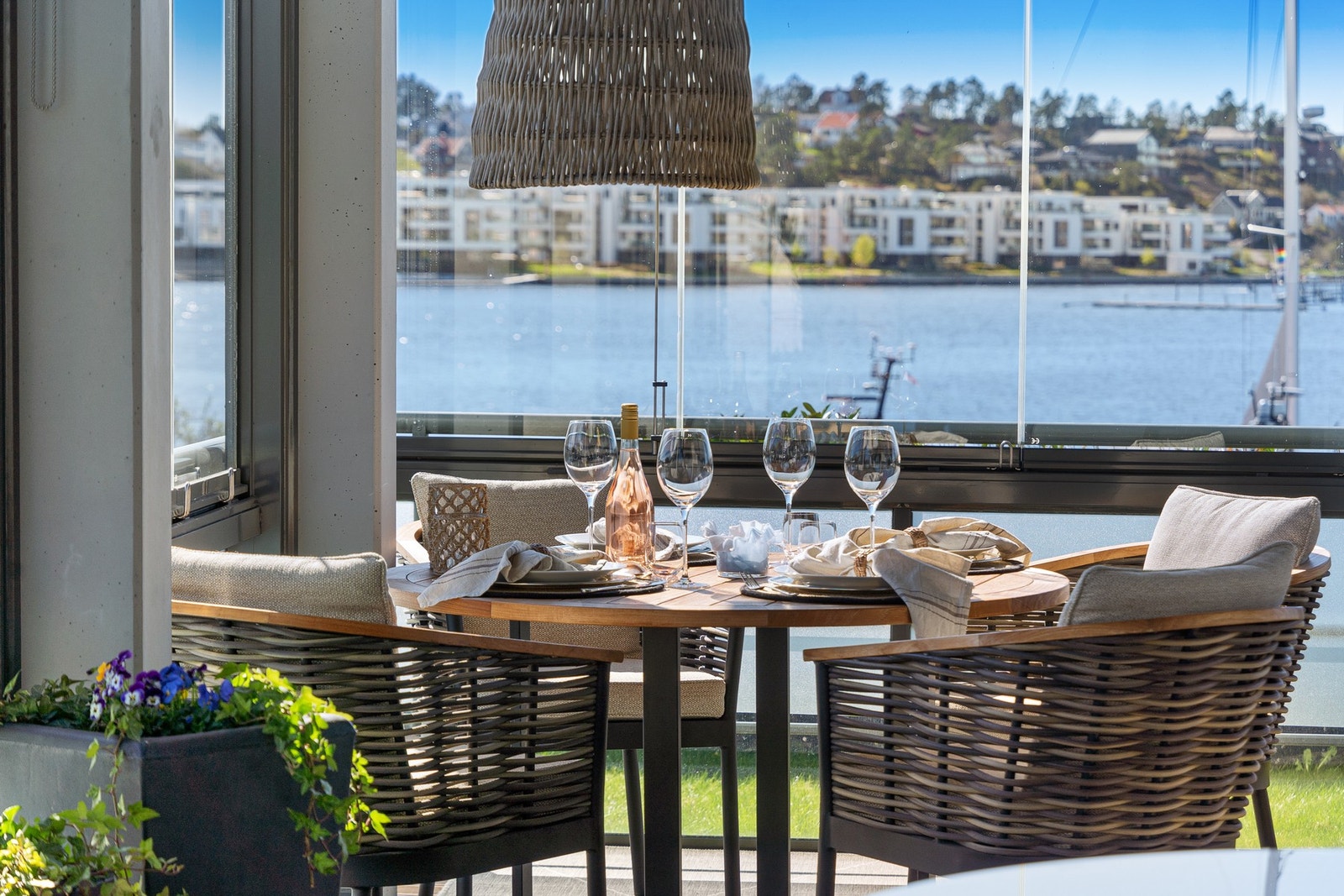Nydelig terrasse, hvor deler er innglasset. Galleribilde