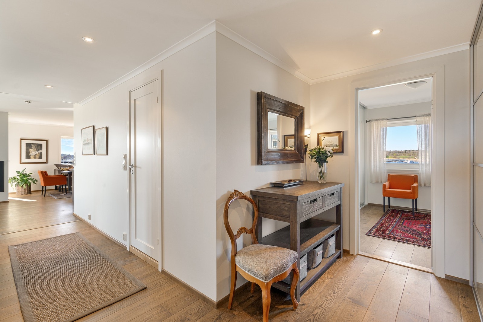Leiligheten har adkomst via en pen felles oppgang med heis og trappeadkomst til alle etasjer. Entréen fremstår som lys og innbydende, med lyse overflater, downlights i himling og enstavs parkett med vannbåren gulvvarme. Galleribilde