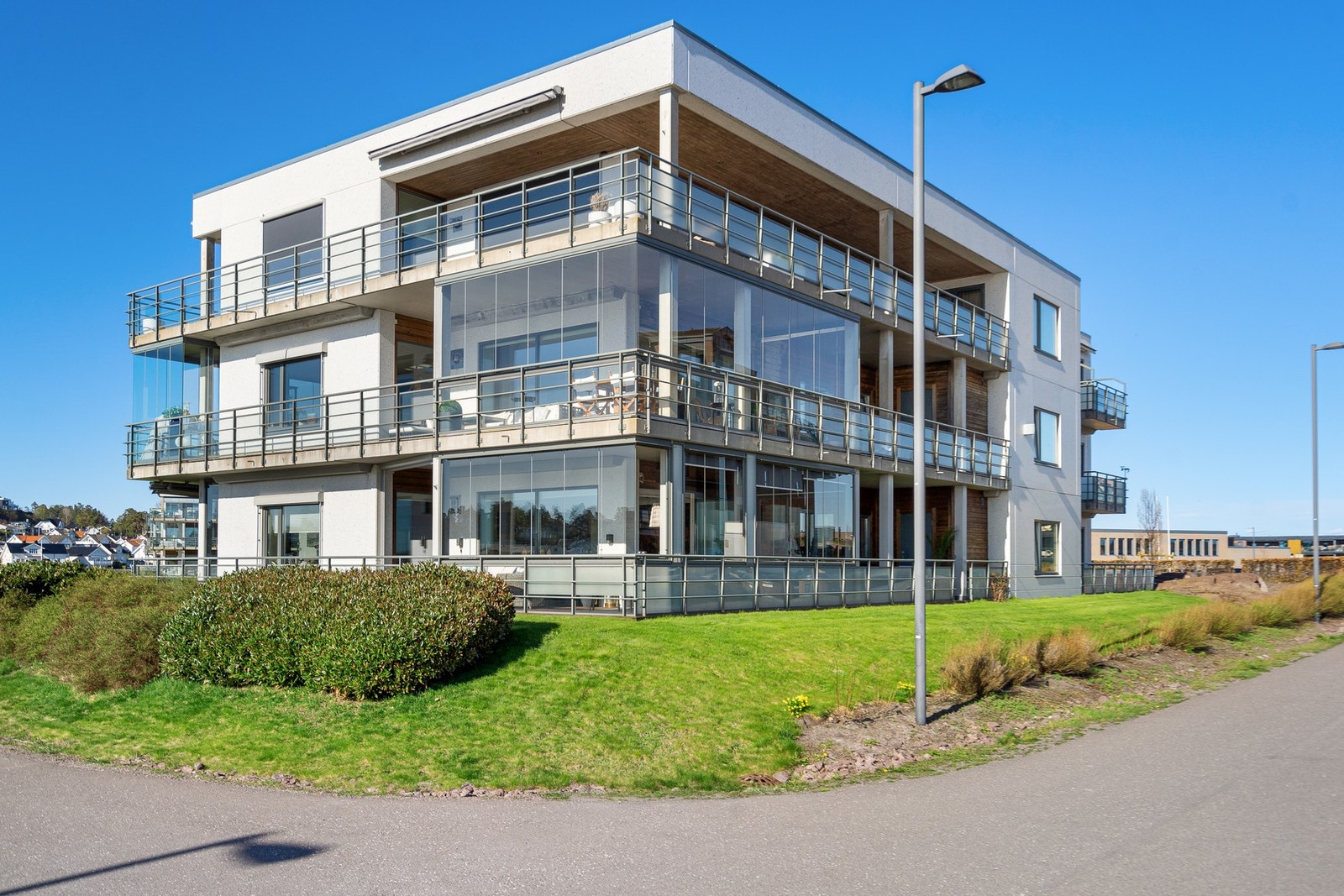 Eiendommen ligger i et populært og etablert boligområde på Jarlsø i Tønsberg kommune. Jarlsø ligger idyllisk til og fremstår som en perle i Oslofjorden, med unik beliggenhet. Flotte bryggeområder på vestsiden med fin promenade, sjøboder og sittebenker. Galleribilde
