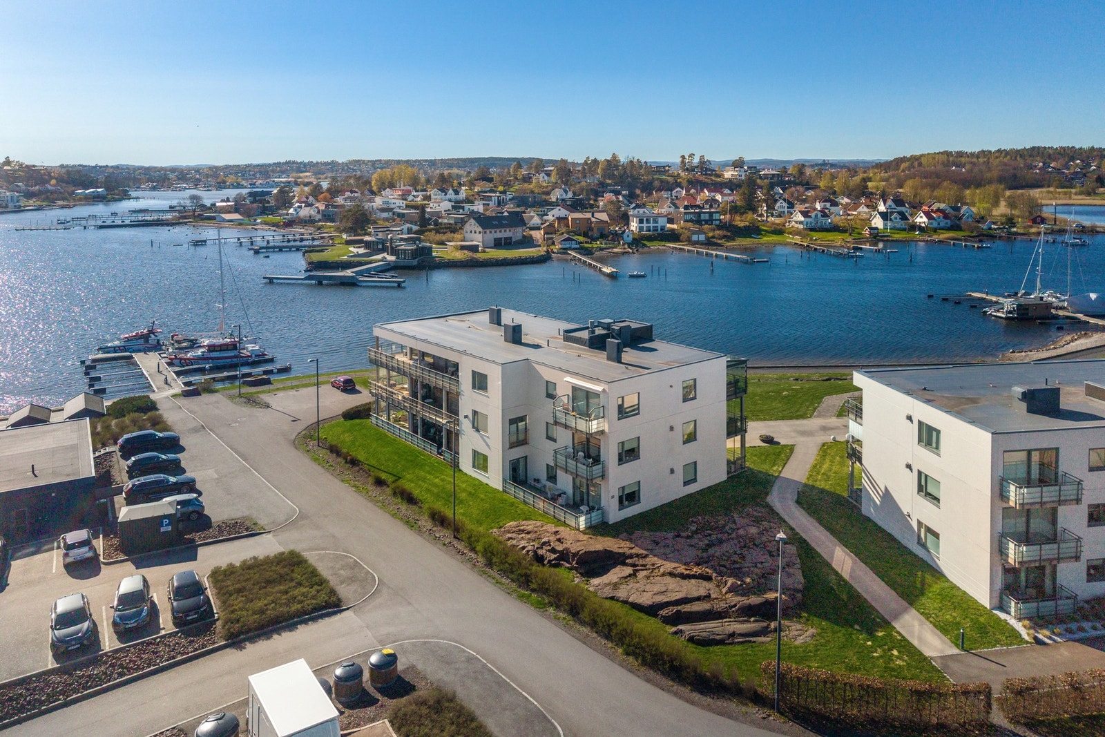 Området gir mulighet for offentlig kommunikasjon via buss. Tønsberg sentrum ligger ca. 10 minutter unna med bil og er en populær by som har sitt absolutte høydepunkt sommerstid, med stor turisme og et yrende folkeliv. Ved å benytte bil tar det ca. 8 minut Galleribilde