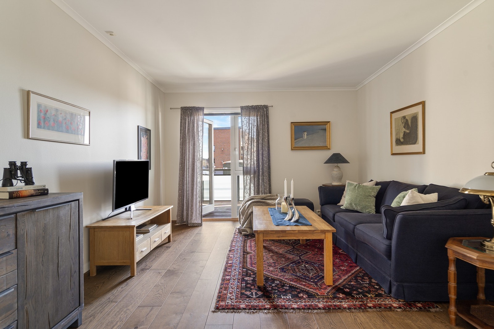 Ett av soverommene har utgang til balkong og kan også fungere som TV-stue eller gjesterom. Galleribilde