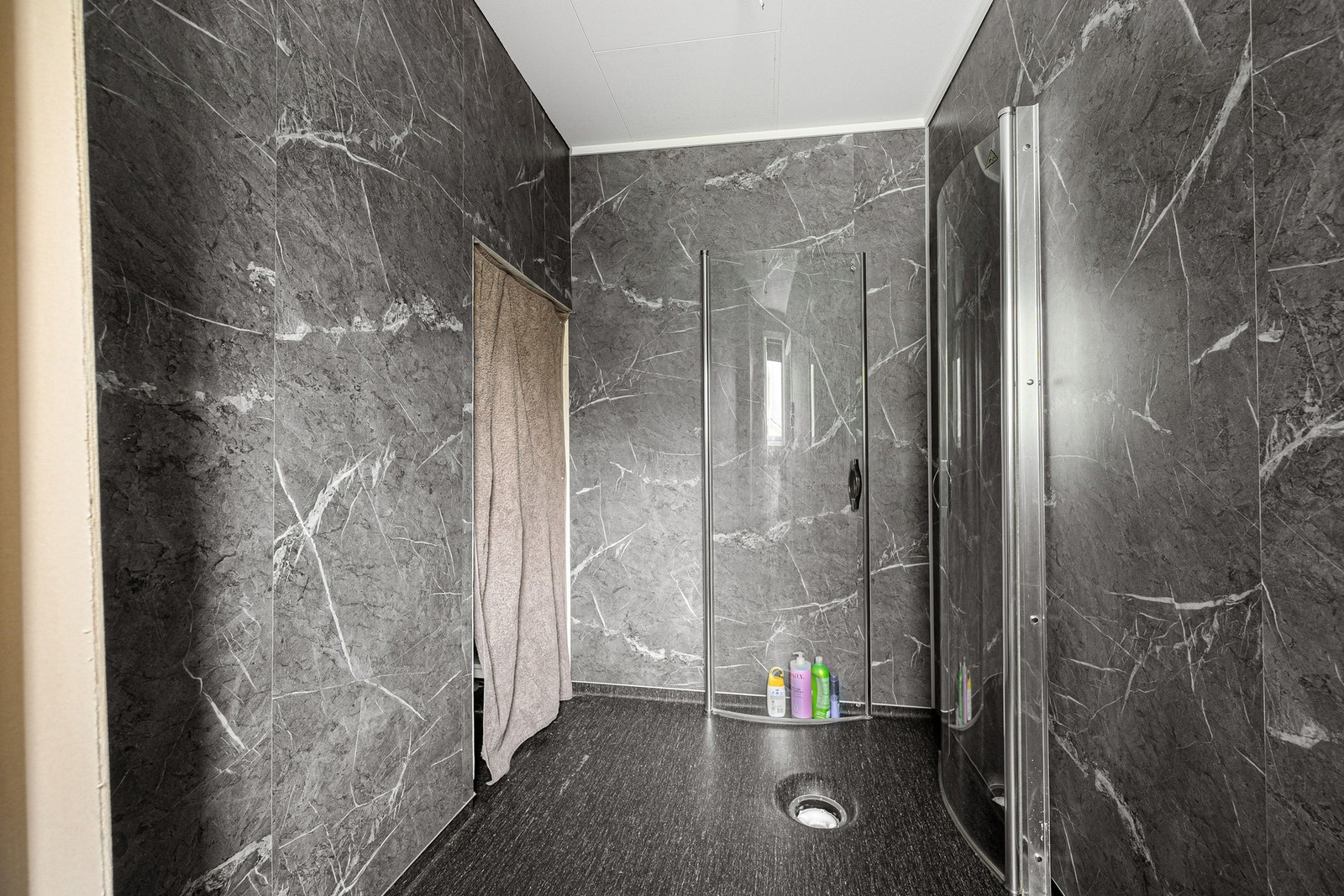 Badet - Her gjenstår noe arbeid før det er ferdigstilt. Gode muligheter til å sette sitt preg på rommet. Galleribilde