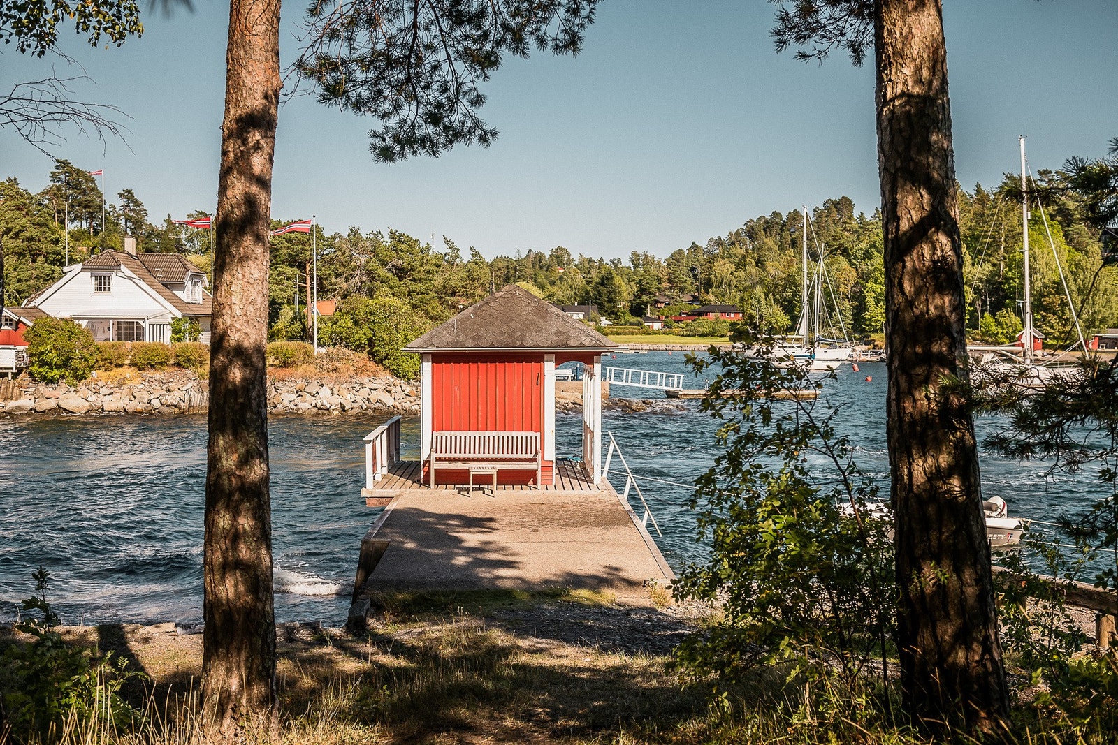 Båthus med brygge. Galleribilde