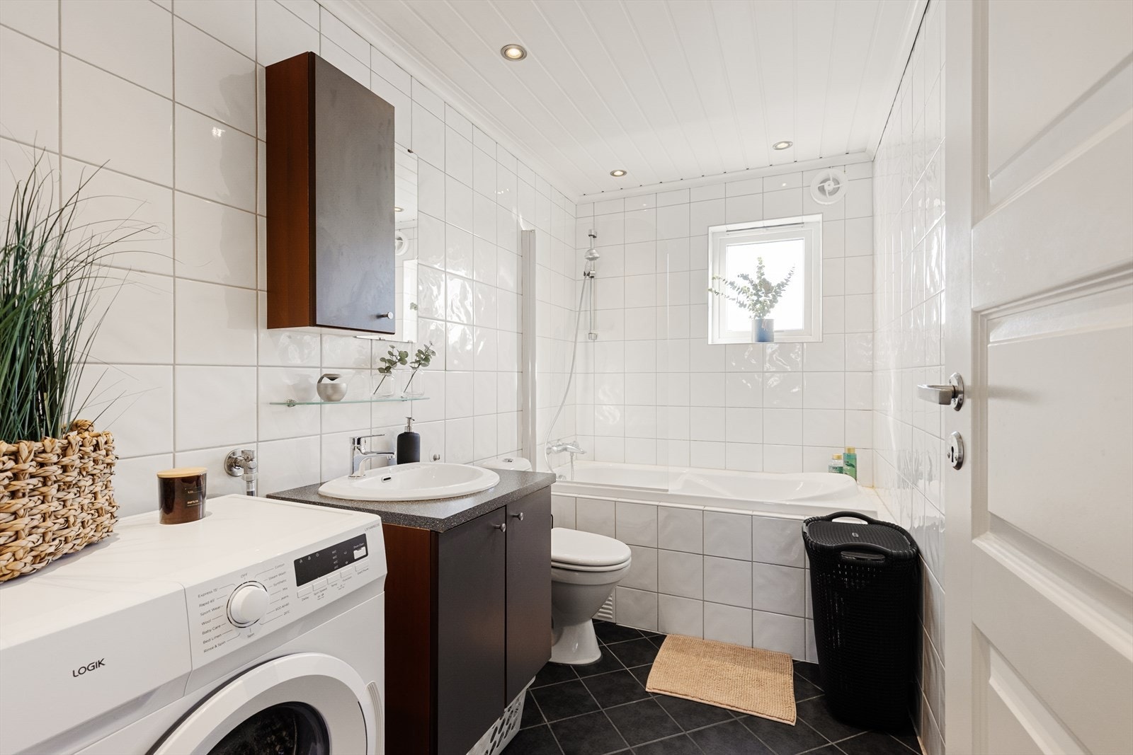 Badet ble rehabilitert i 2008 og har flislagte overflater, varmekabler i gulvet og opplegg for vaskemaskin. Galleribilde
