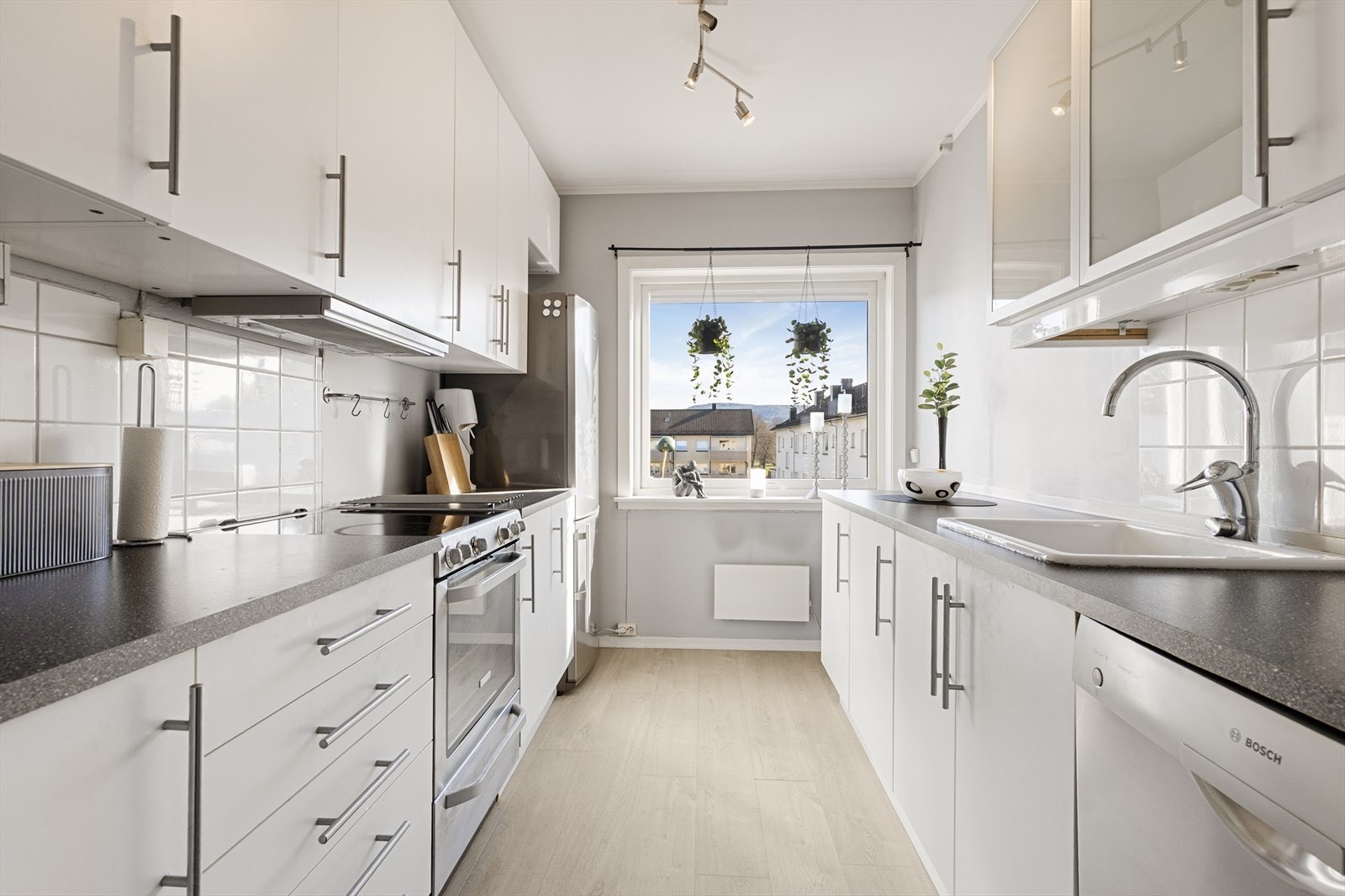 Kjøkkeninnredning fra IKEA (2013) med slette fronter og laminat benkeplate. Det er godt med både skap- og benkeplass. Galleribilde