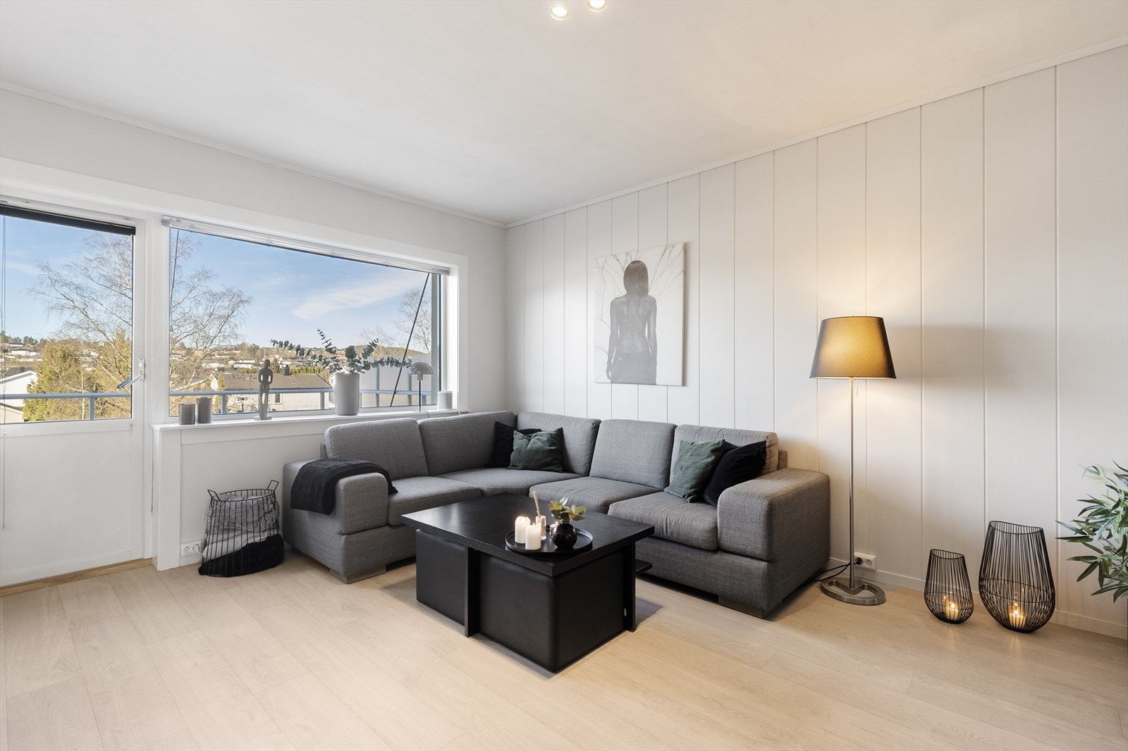 Stuen har store vindusflater fra 2016 som slipper inn rikelig med dagslys. Galleribilde