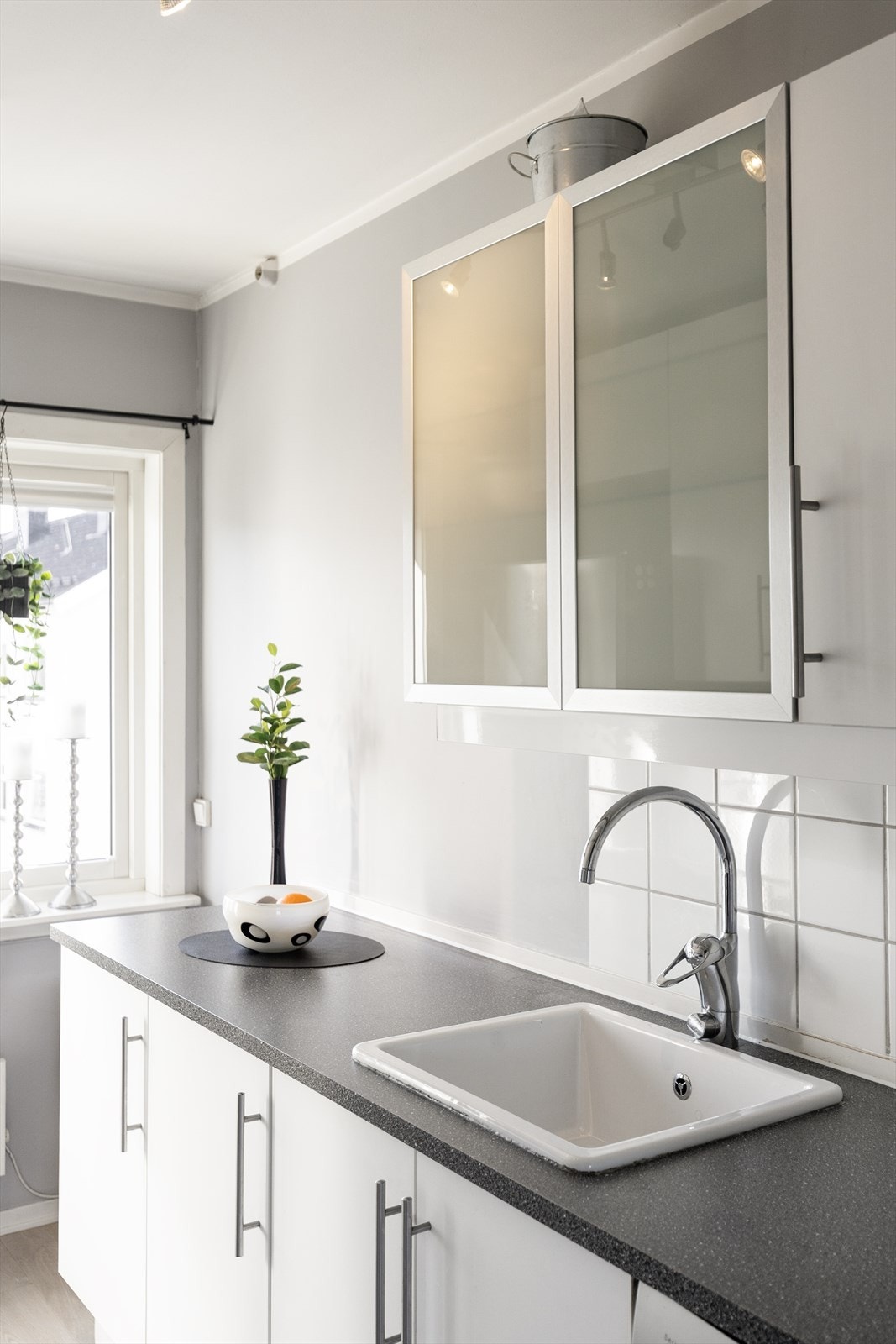 Nedfelt oppvaskkum i stål med ett-greps blandebatteri. Galleribilde